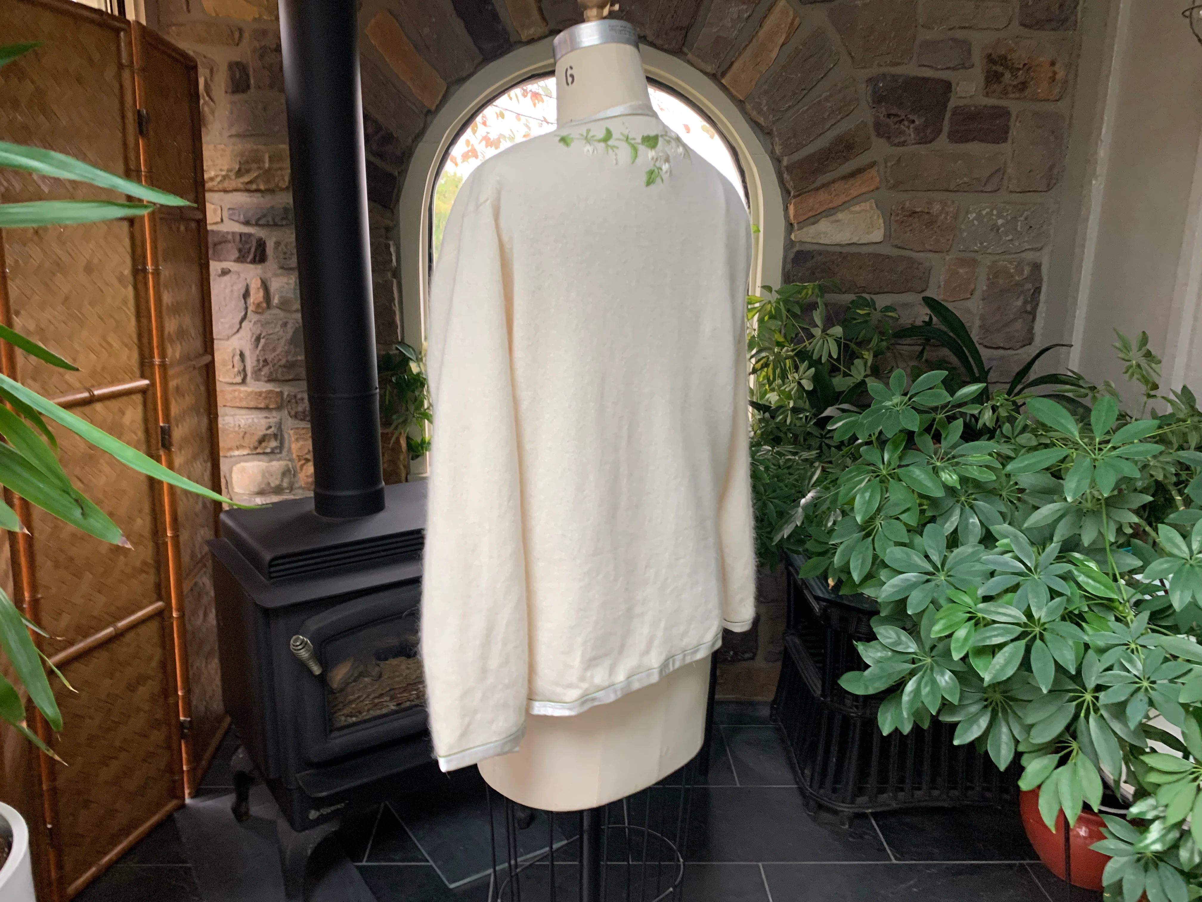 60s Ivory Sweater Ivory And Green Embroidered Flowers - Image 5