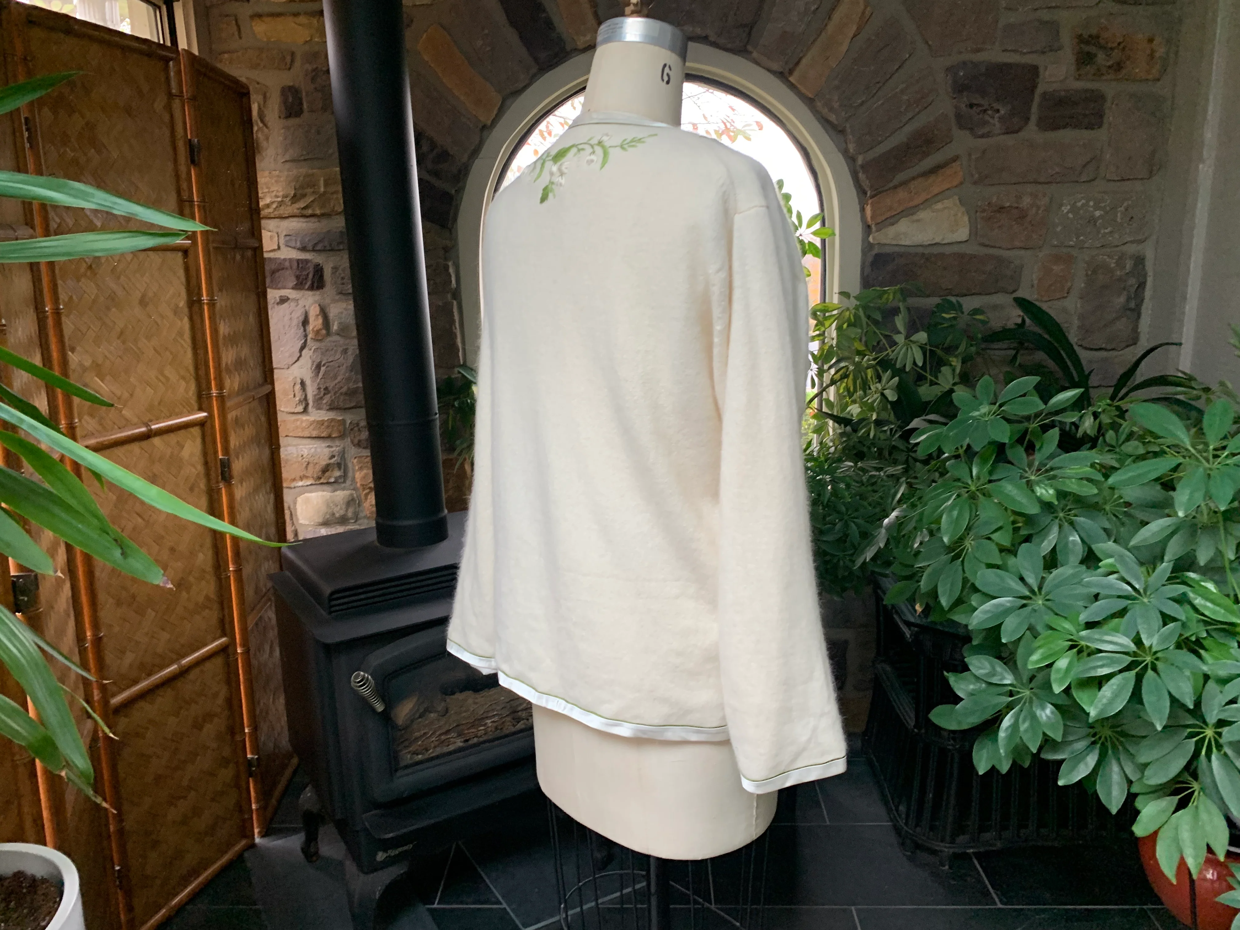 60s Ivory Sweater Ivory And Green Embroidered Flowers - Image 7