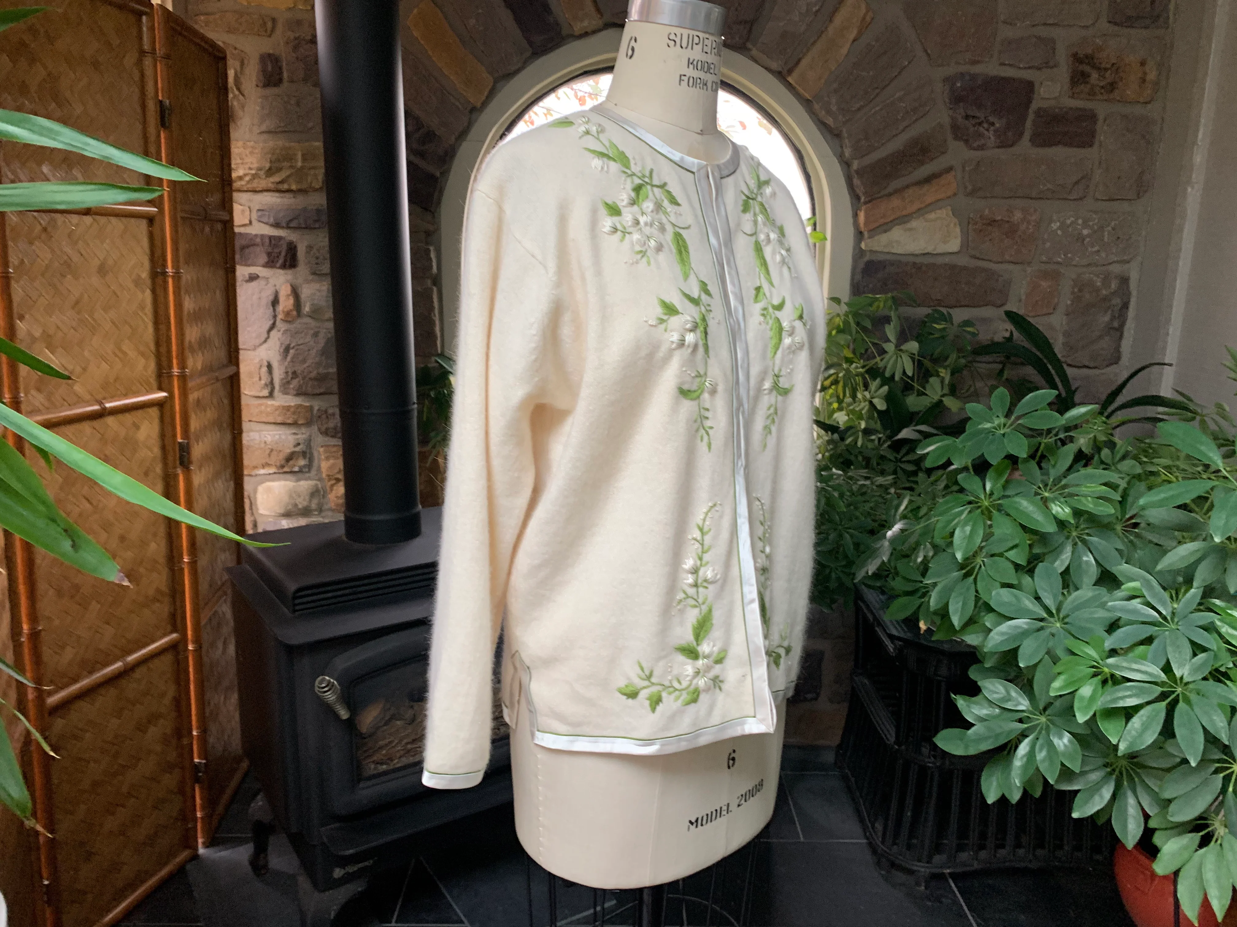 60s Ivory Sweater Ivory And Green Embroidered Flowers - Image 8
