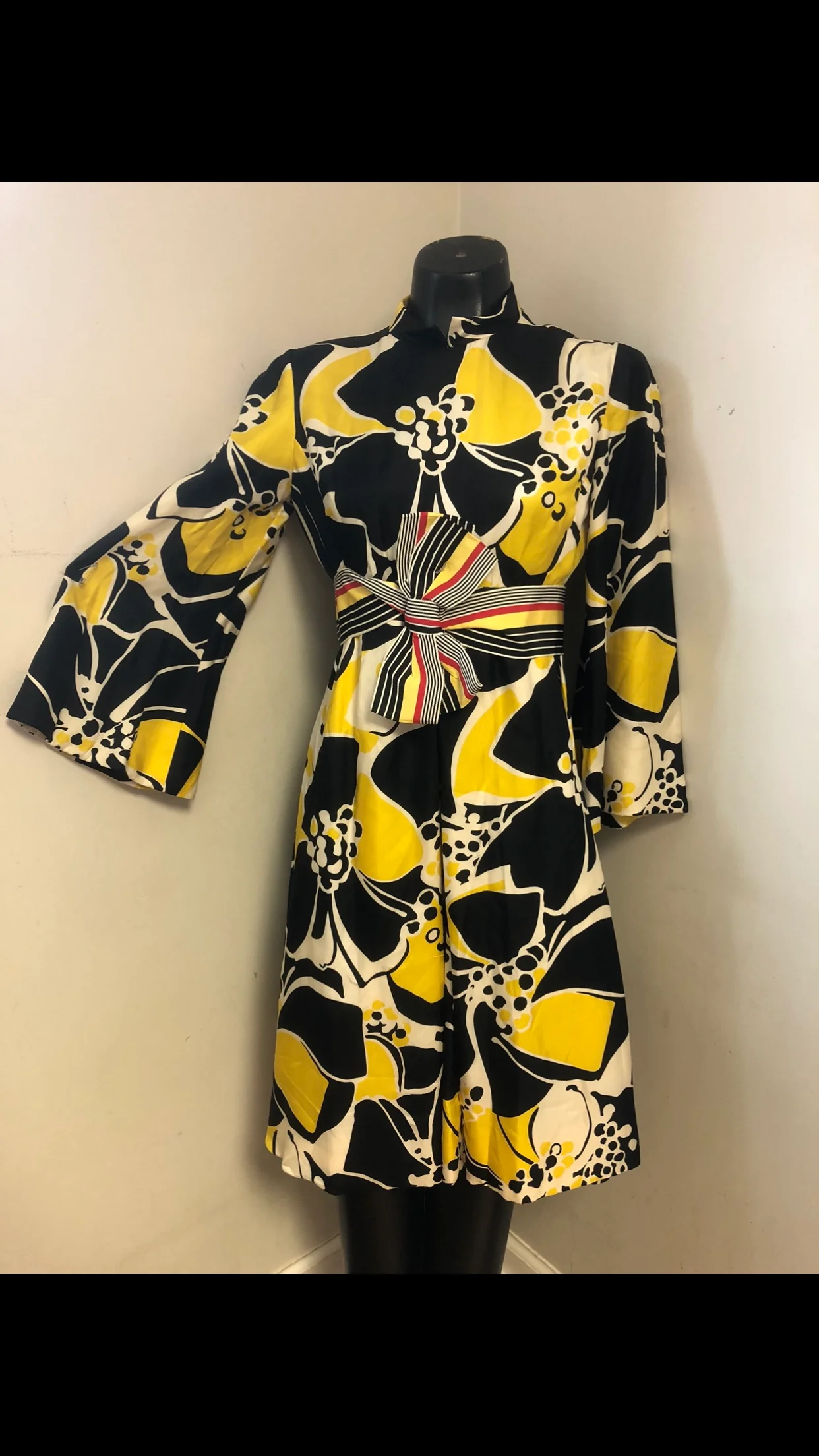 60s Silk Graphic Print Dress With Bell Sleeves By Rodrigues for Milbo - Image 4