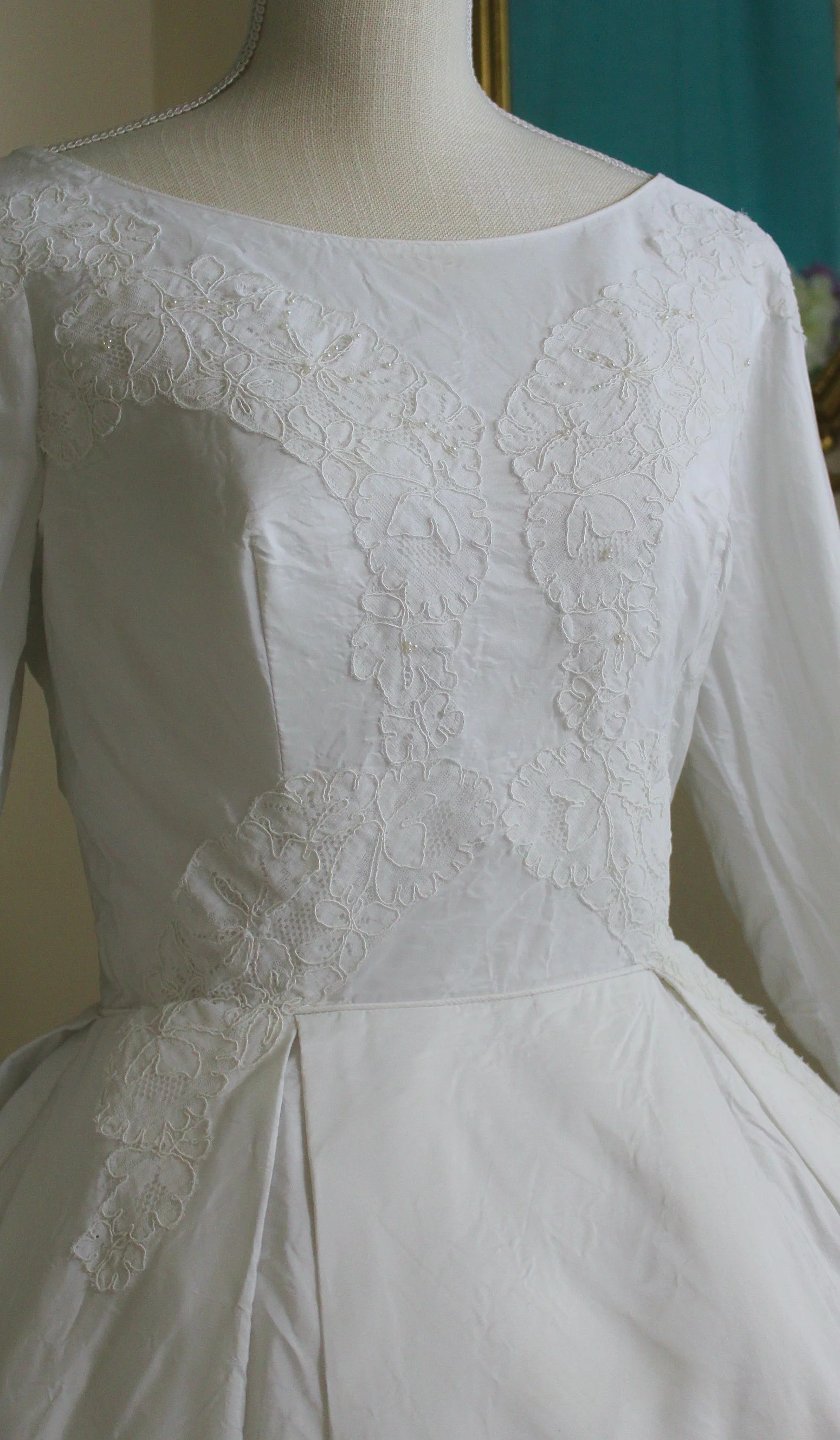 60s Silk Taffeta Wedding Dress with Chantilly Lace Appliques and Bow On Back - Image 3