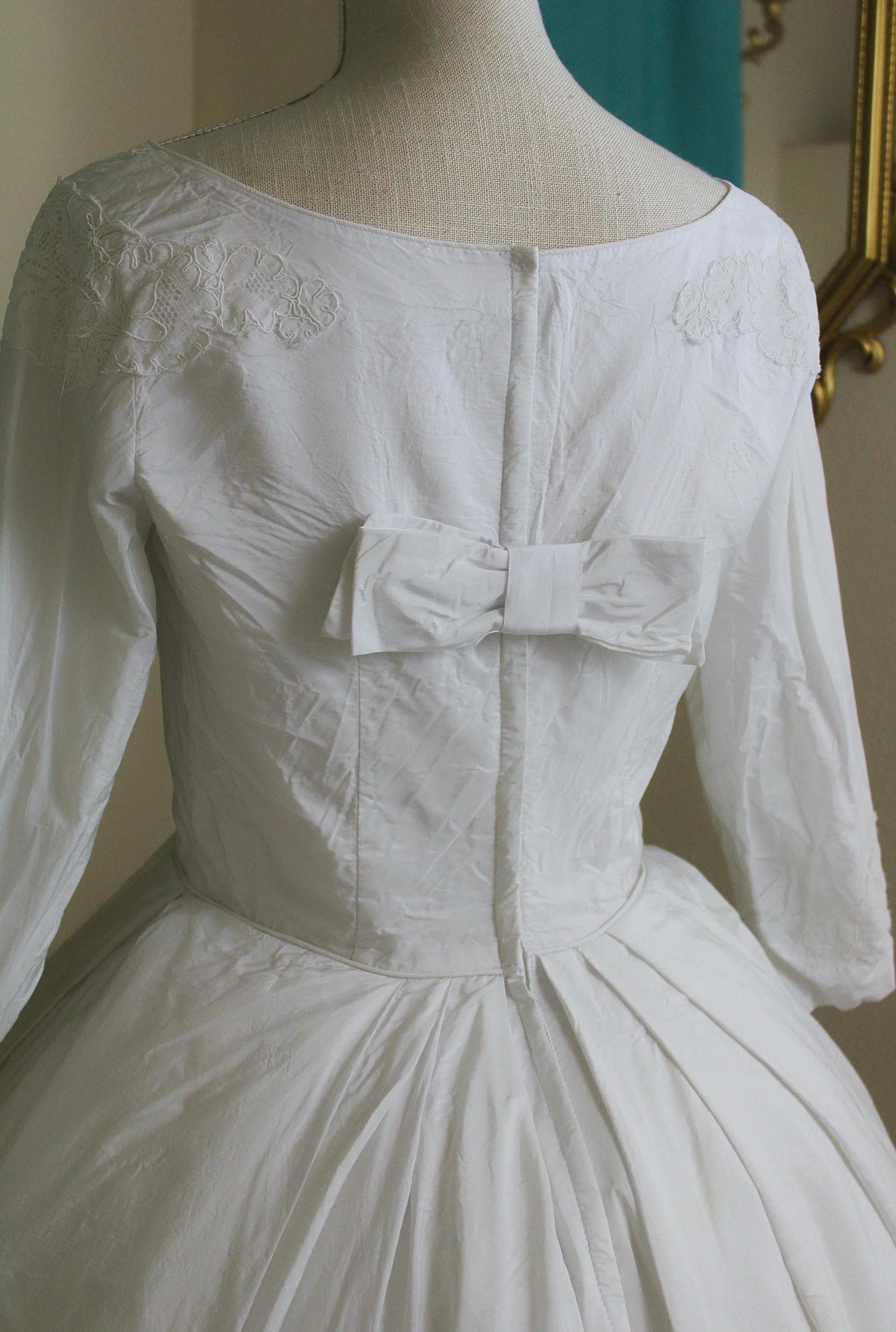 60s Silk Taffeta Wedding Dress with Chantilly Lace Appliques and Bow On Back - Image 9