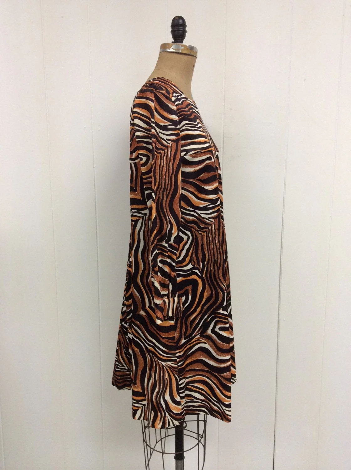 60's Tiger Print Swirl Dress with Square Neckline - Image 3