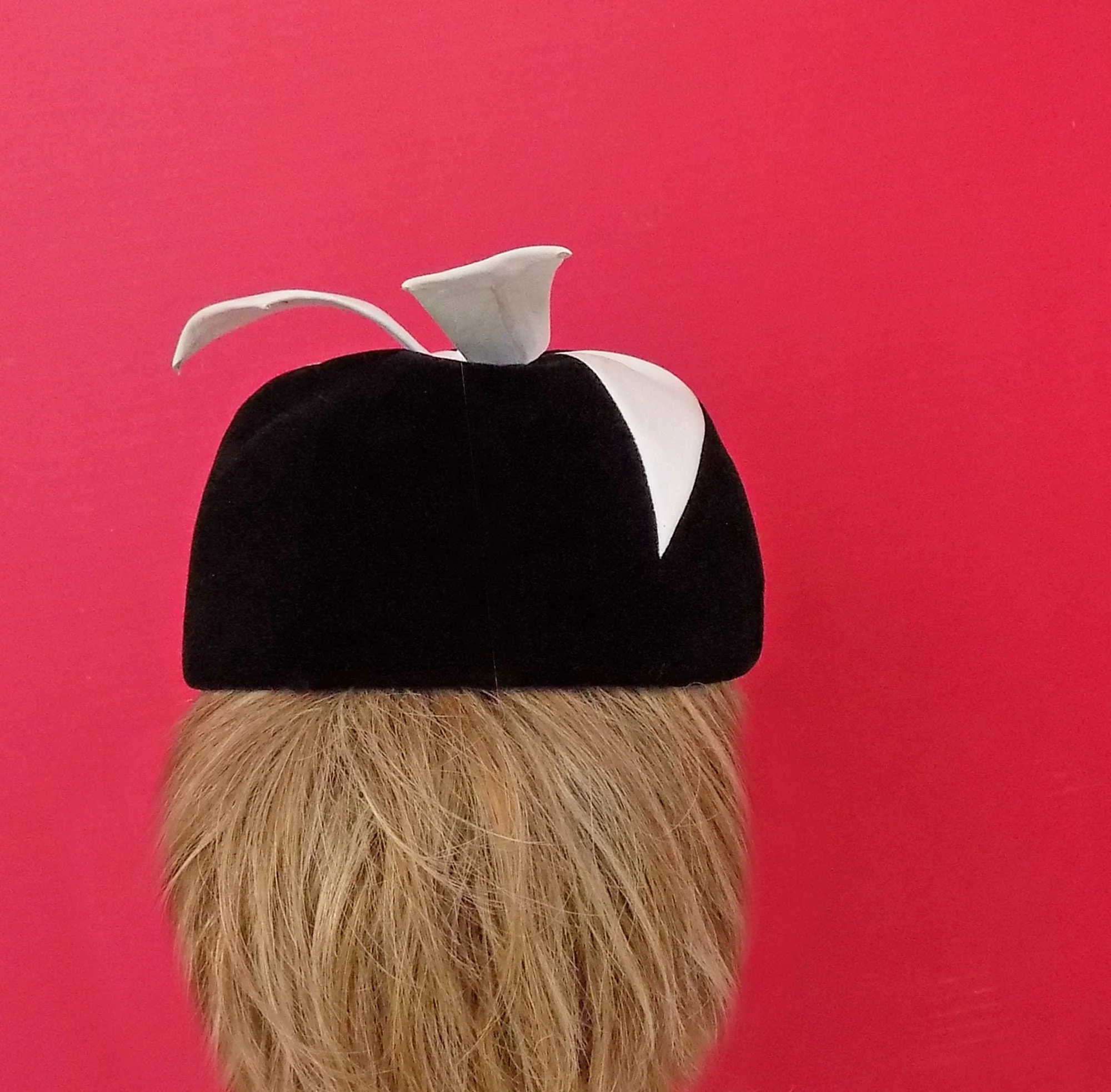 60s Velvet Hat with White Leather Wings Bow Designer Couture Mod Mondrian by Yves St Laurent - Image 6