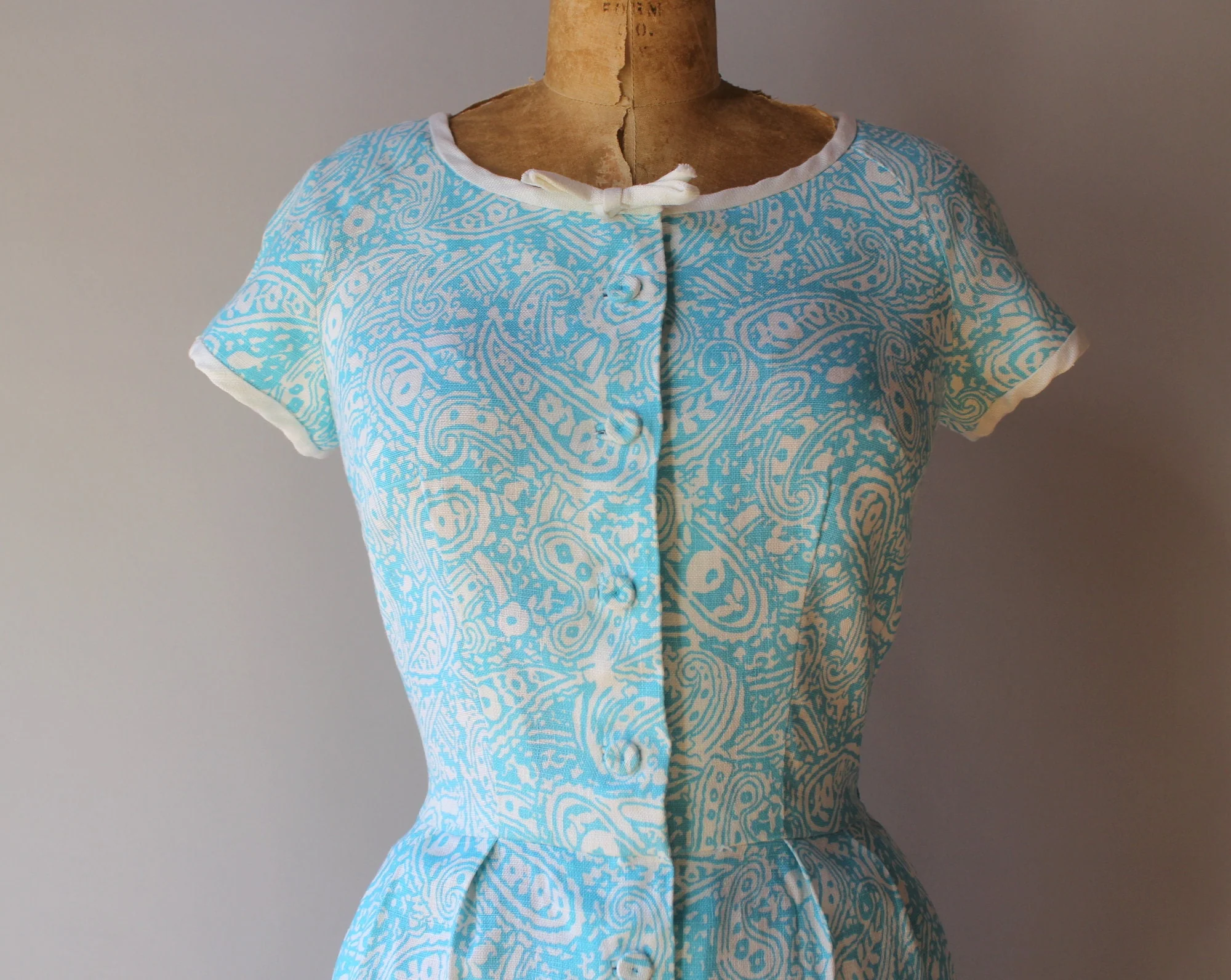 60s Vintage Blue Paisley Mcmullen Linen Wiggle Dress From Julius Garfinkel and Co. by Greenbrier Sportswear - Image 3