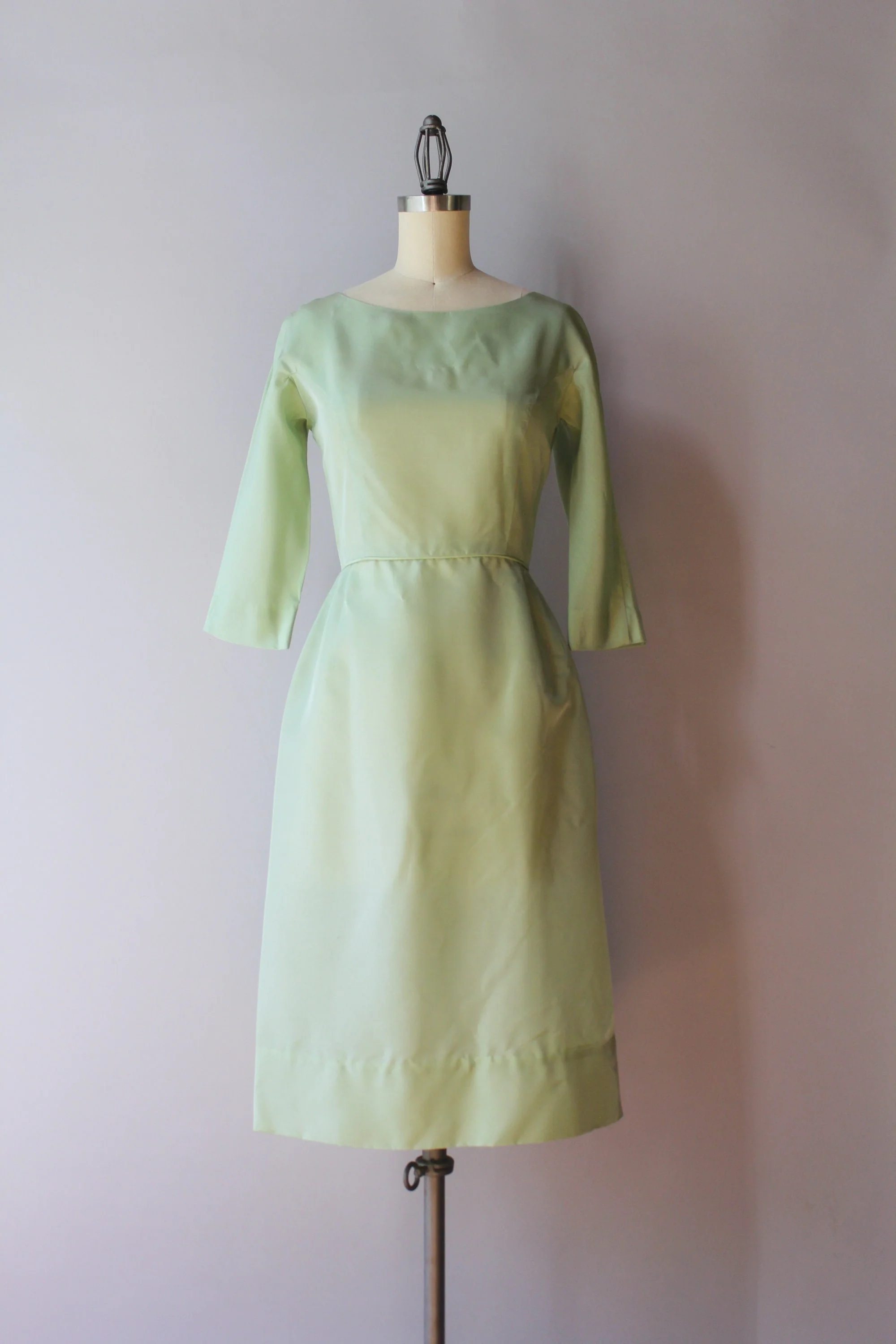 60s Vintage Shimmering Pale Green Fitted Wiggle Dress - Image 4