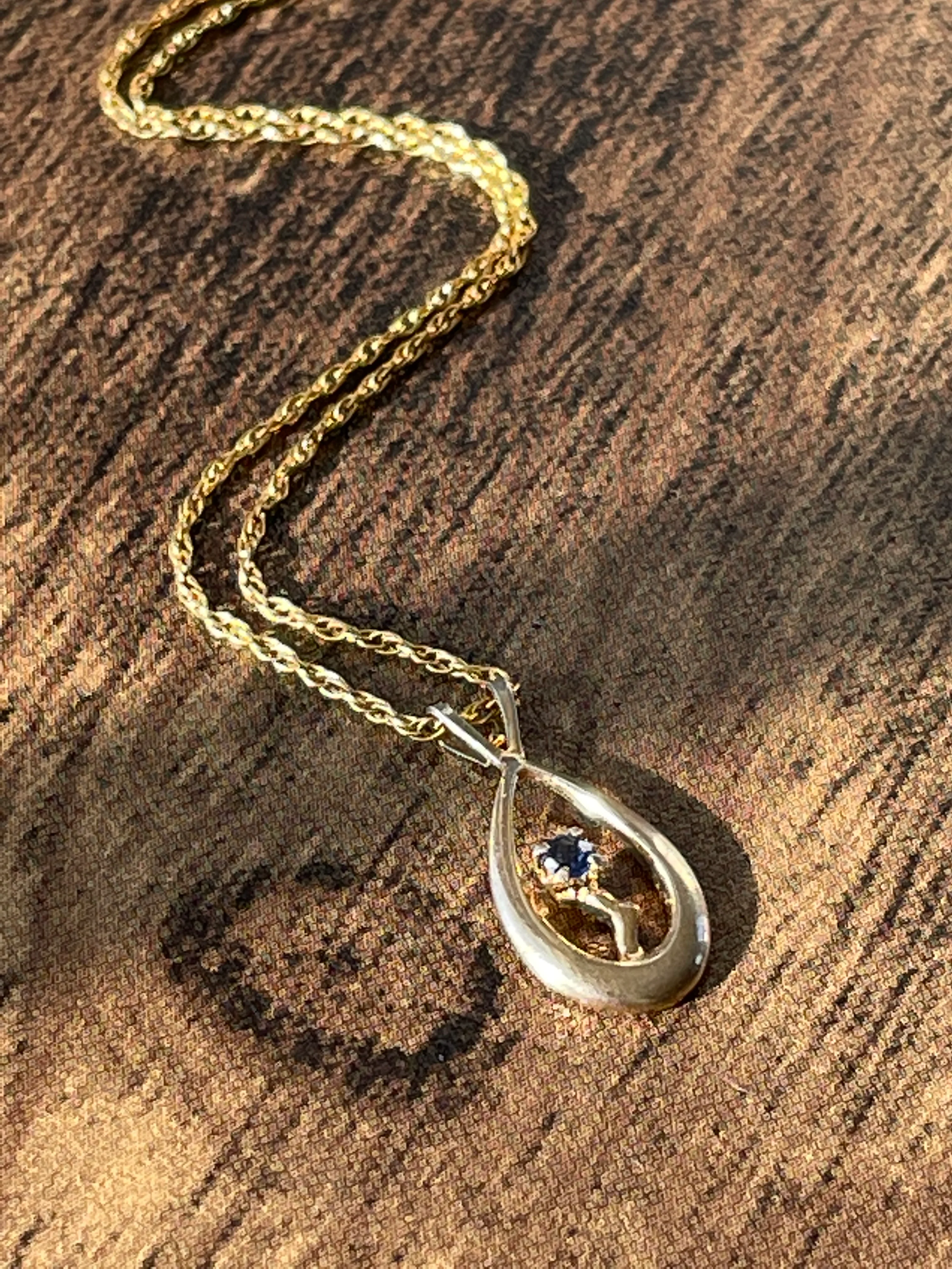 70s/80s 14k Gold Filled Necklace With Sapphire Pendant - Image 9
