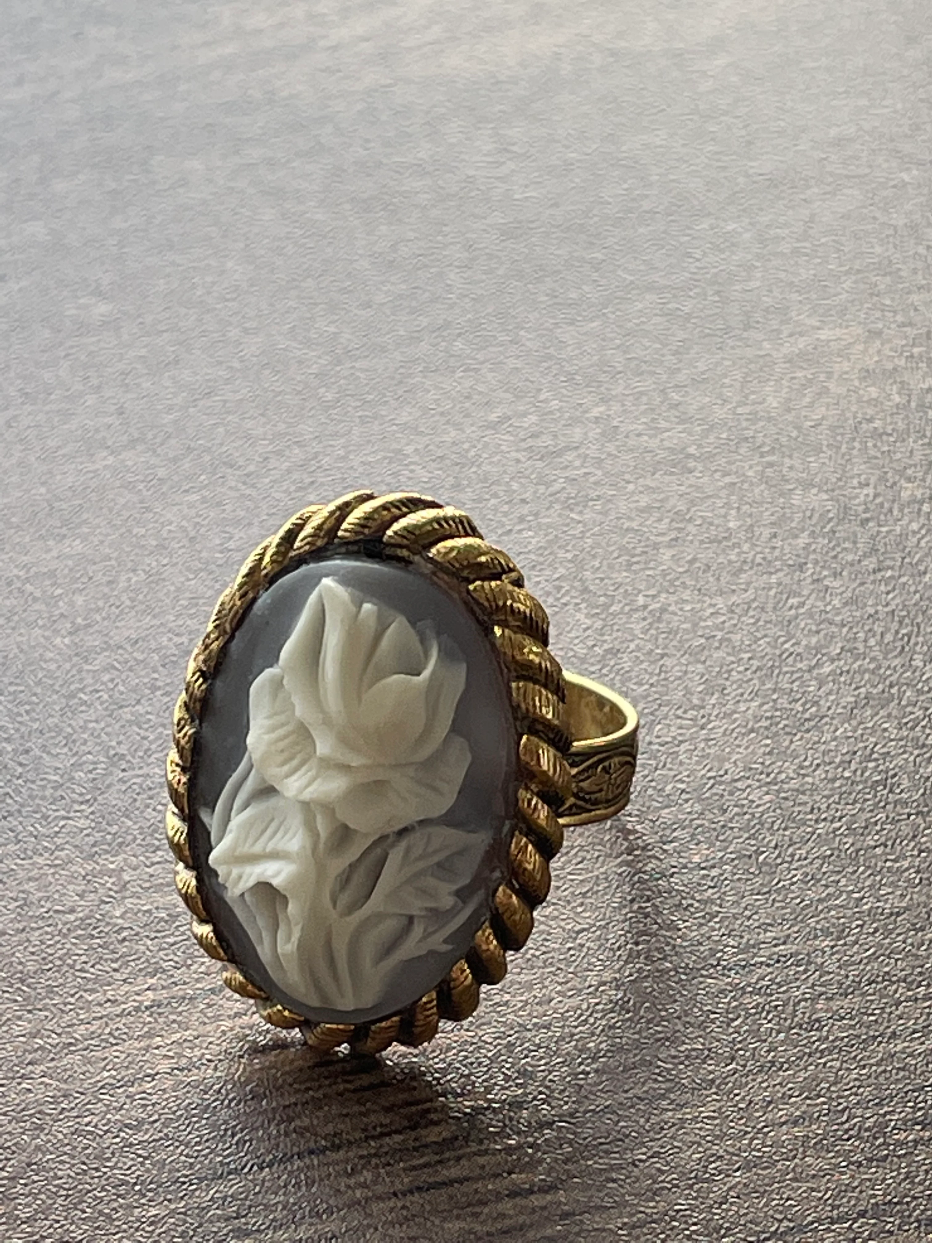 70s/80s Adjustable Flower Cameo Ring - Image 3