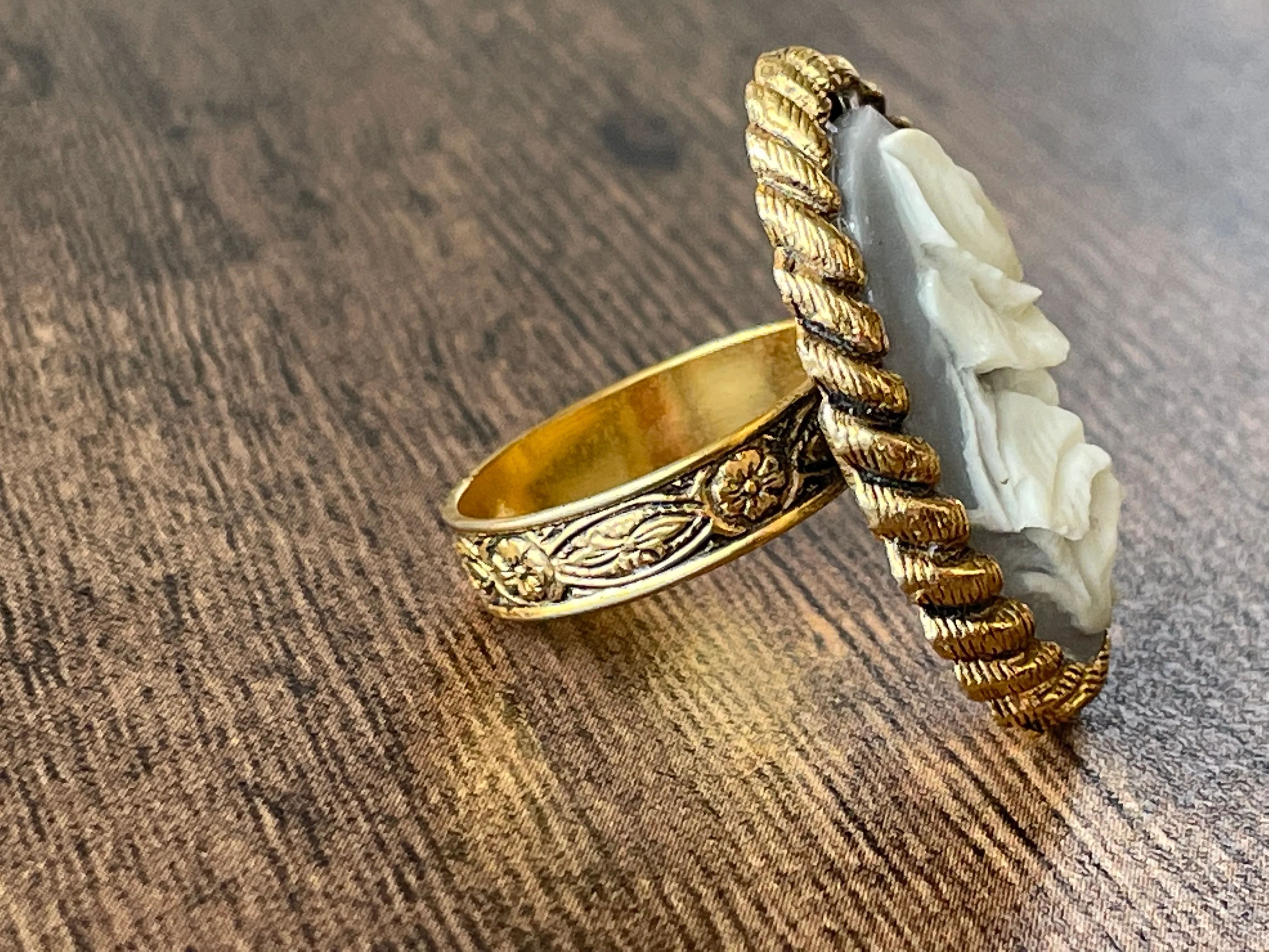 70s/80s Adjustable Flower Cameo Ring - Image 4
