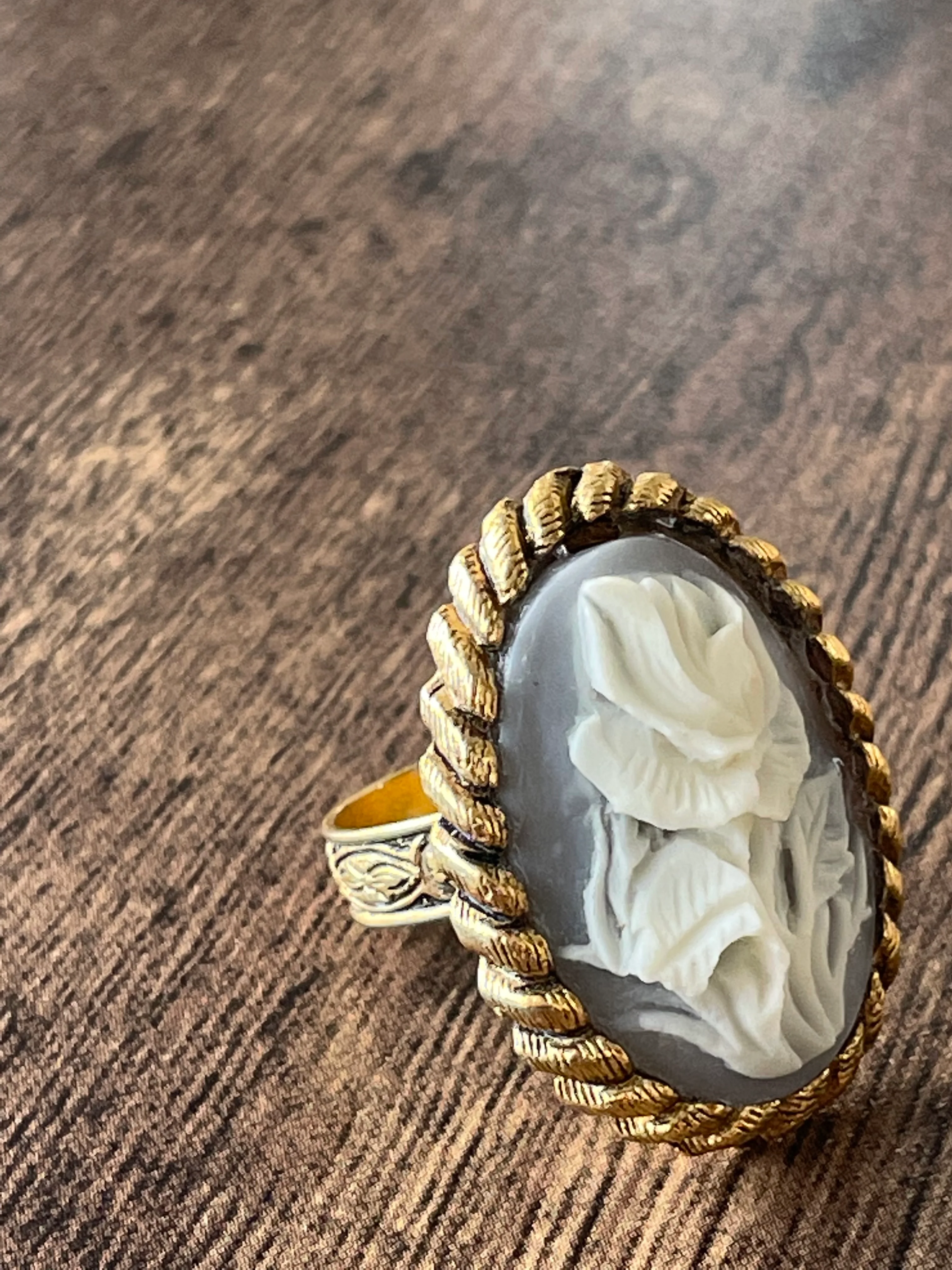 70s/80s Adjustable Flower Cameo Ring - Image 5