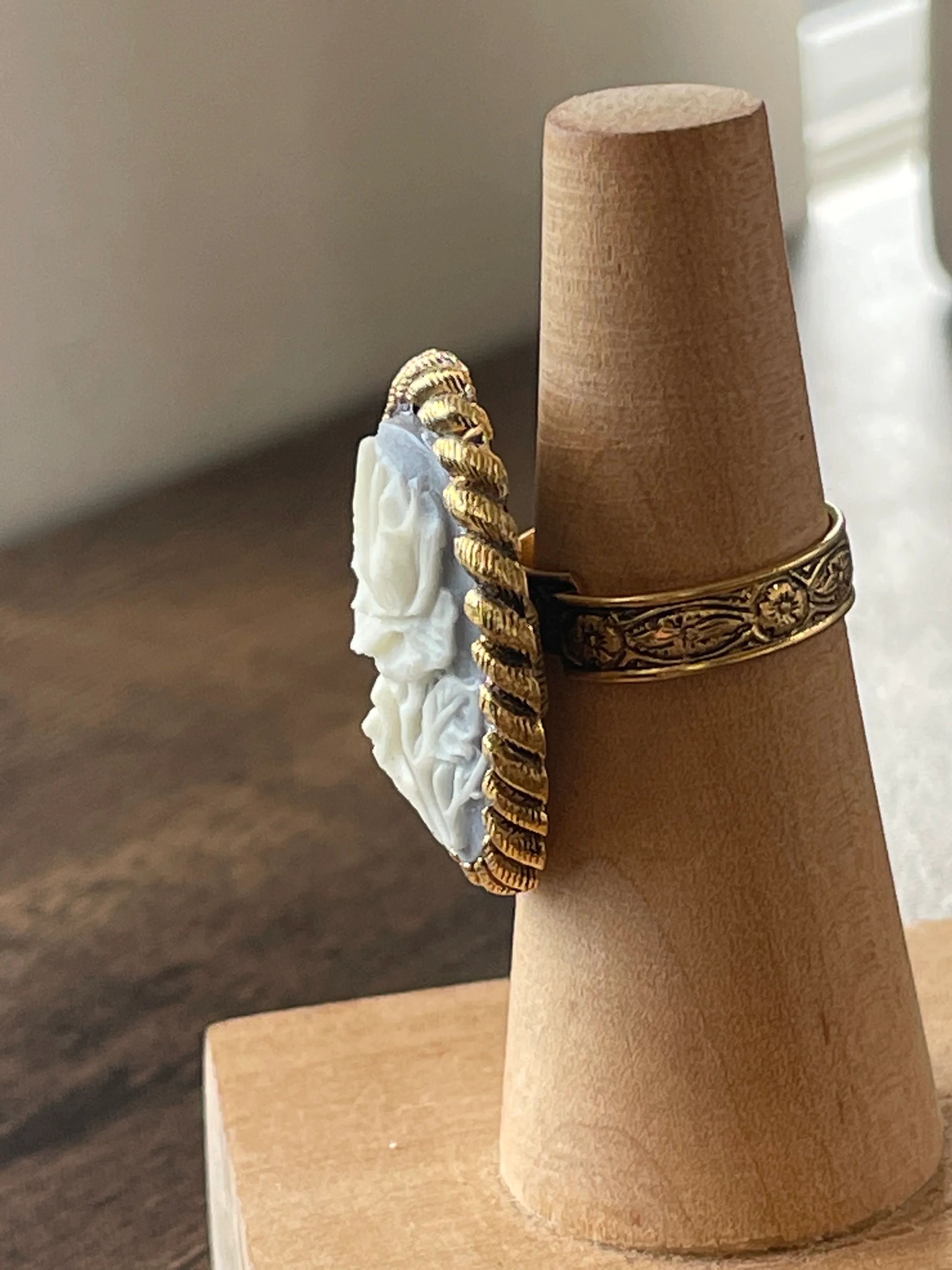 70s/80s Adjustable Flower Cameo Ring - Image 9