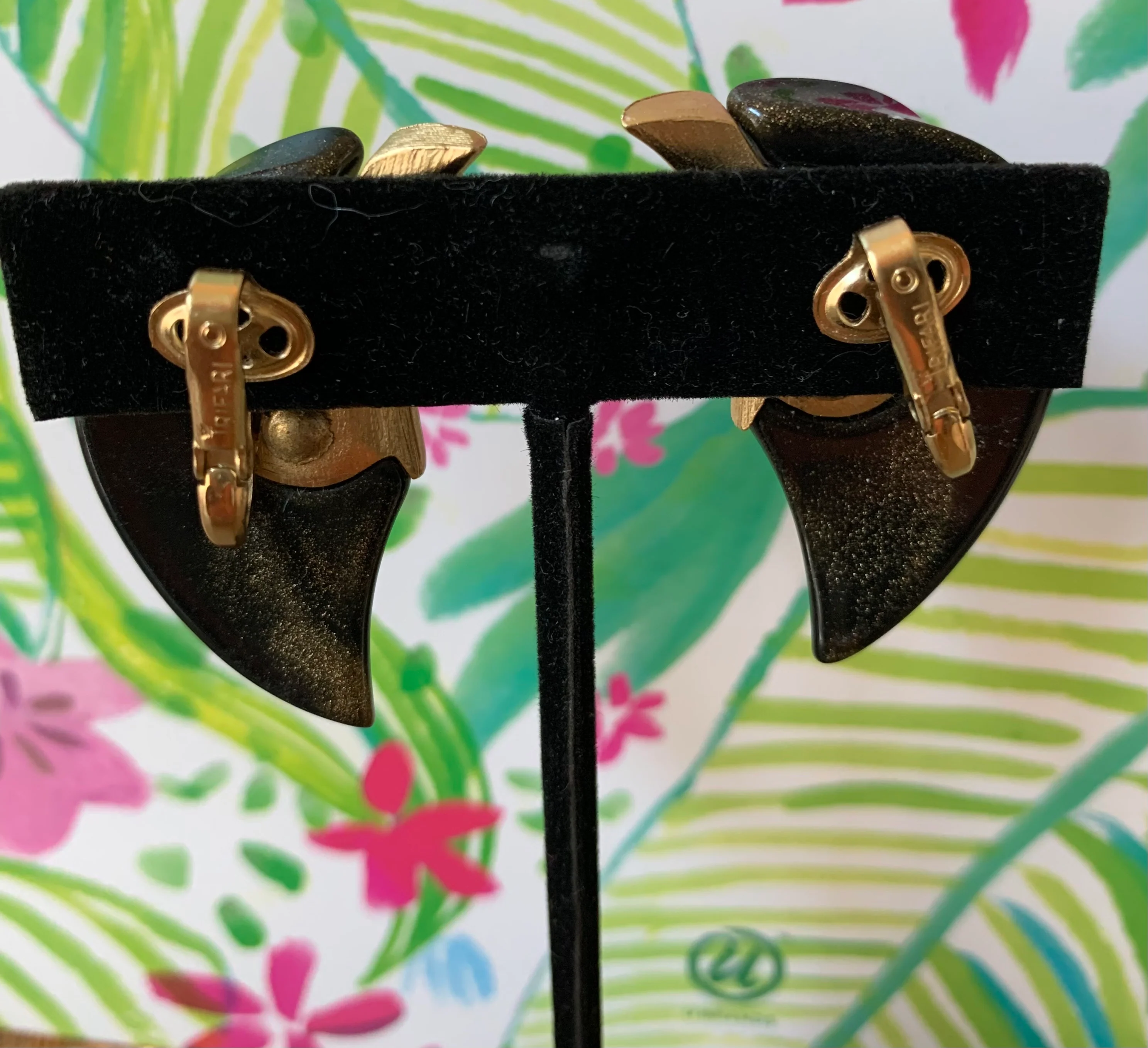 70s/80s Black And Gold Clip Earrings By Kunio Matsumoto for Trifari - Image 3