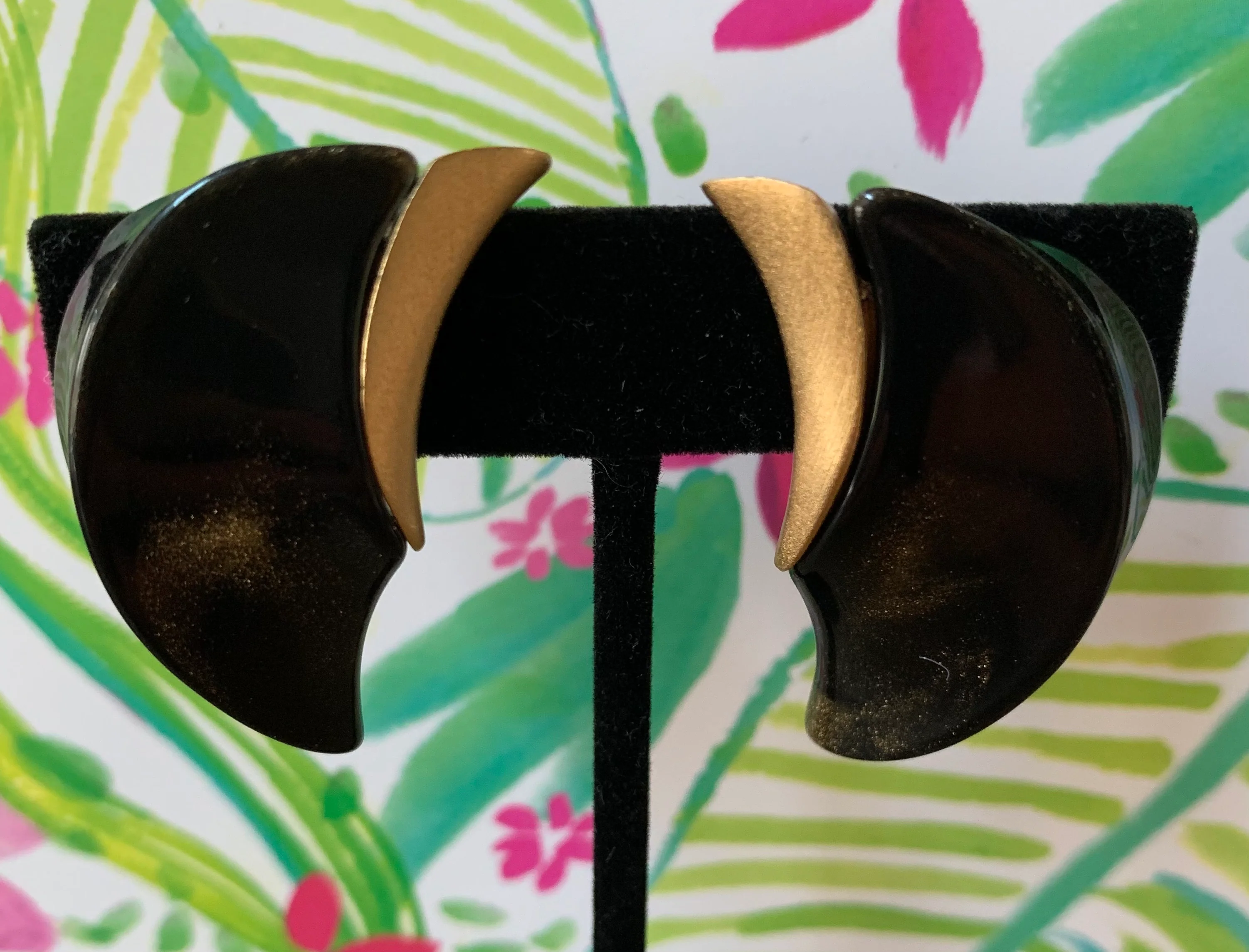 70s/80s Black And Gold Clip Earrings By Kunio Matsumoto for Trifari - Image 4