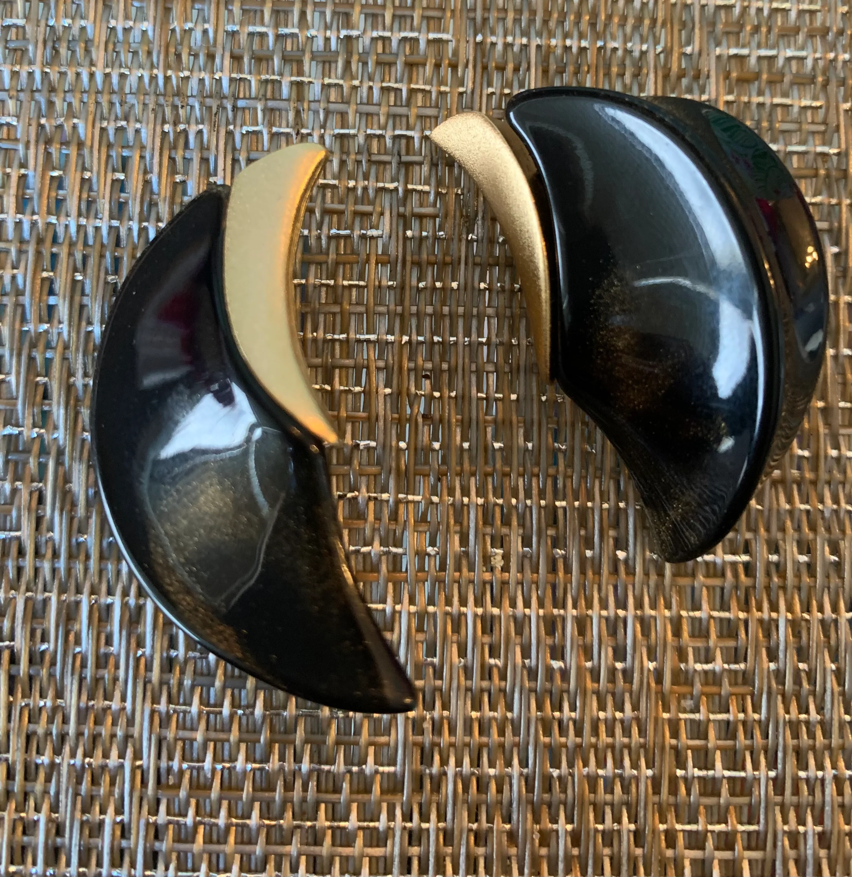 70s/80s Black And Gold Clip Earrings By Kunio Matsumoto for Trifari - Image 6