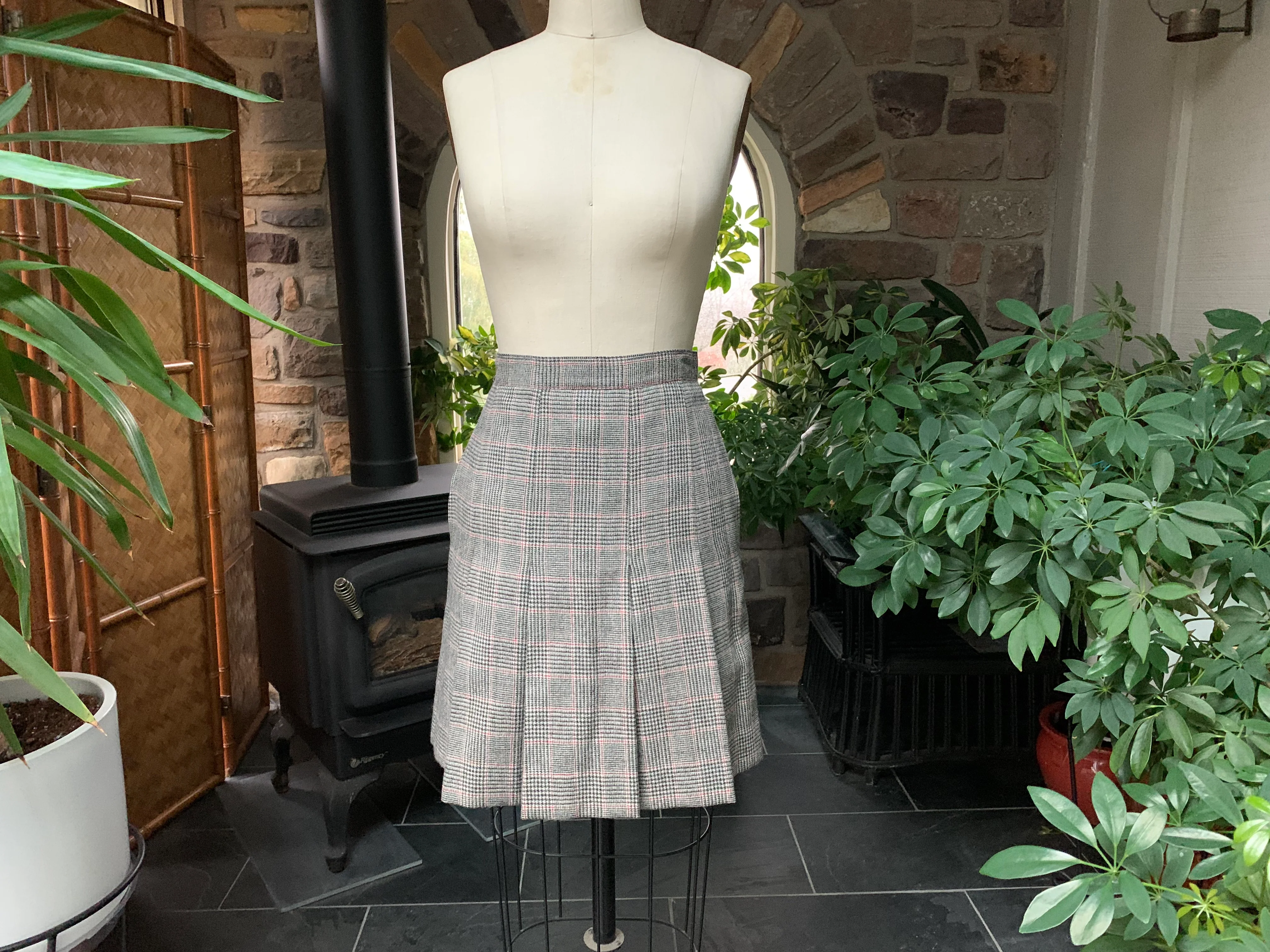 70s/80s Black Beige Wool Houndstooth Plaid Skirt Suit By The Villager - Image 3