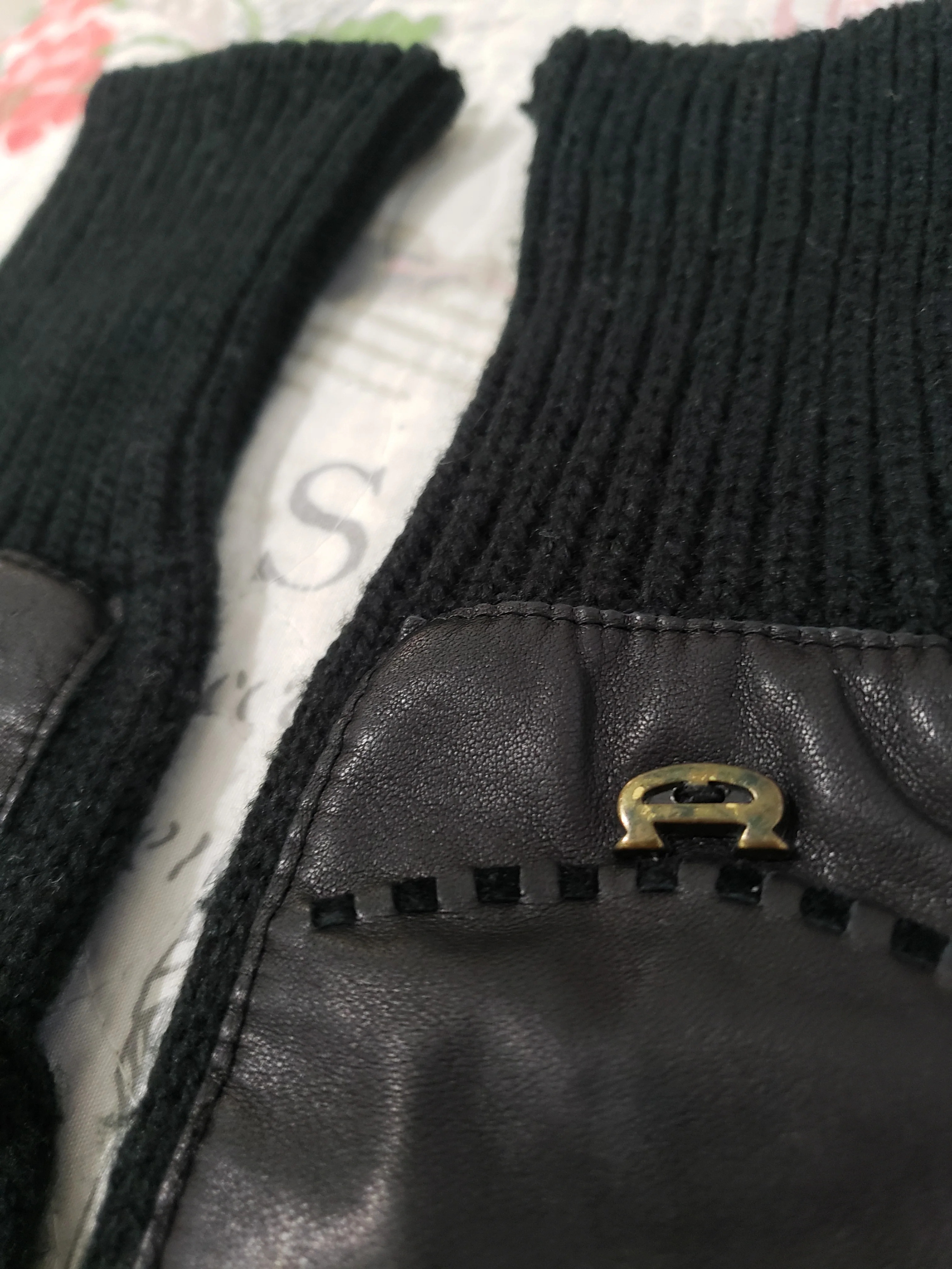 70s/80s Black Leather And Knit Designer Gloves By Aigner Etienne - Image 5