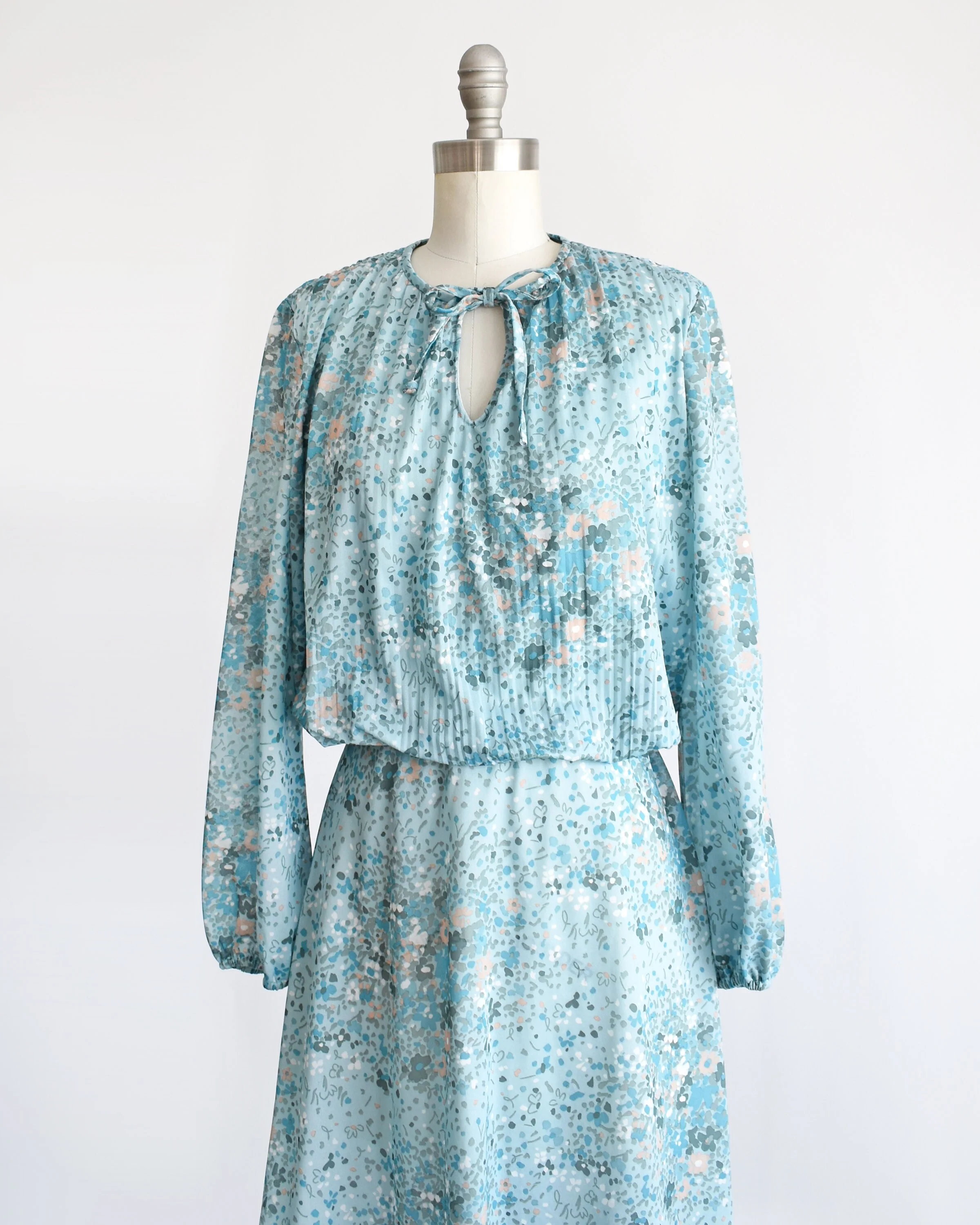 70s 80s Blue Floral Dress Vintage Dress Light Blue Floral Print Keyhole Blouson Dress, Medium by Sue Brett - Image 5