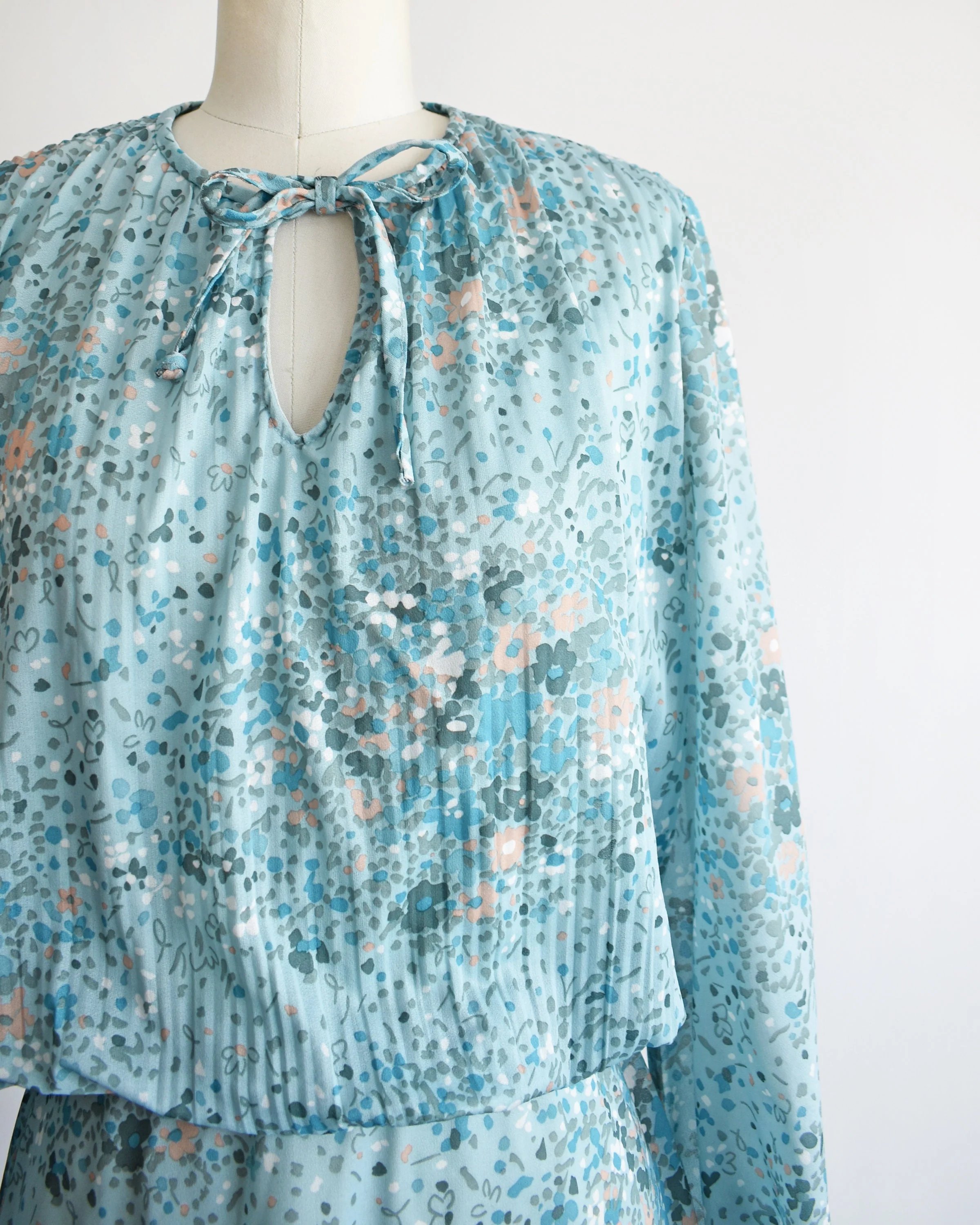 70s 80s Blue Floral Dress Vintage Dress Light Blue Floral Print Keyhole Blouson Dress, Medium by Sue Brett - Image 6