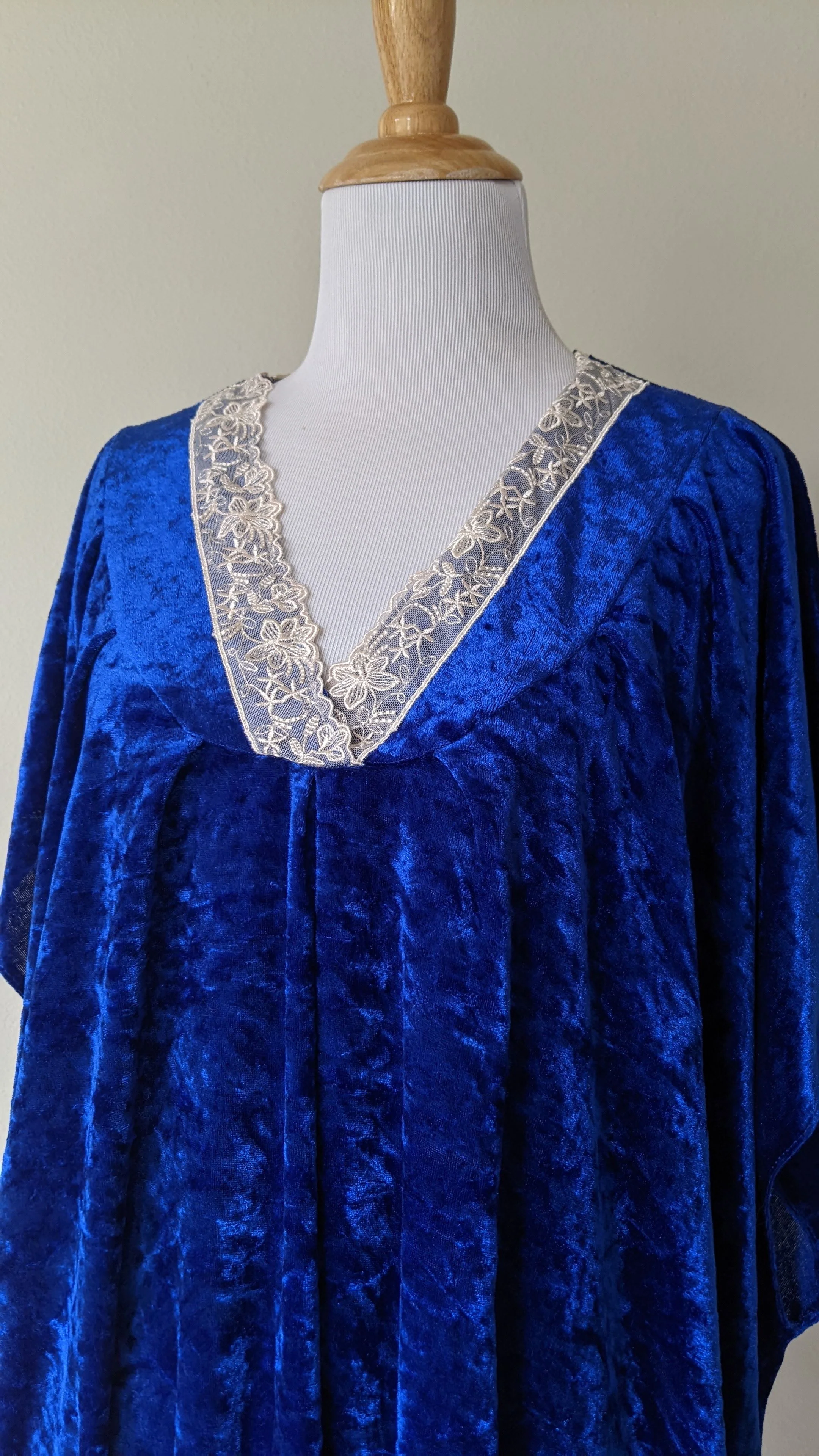70s/80s Crushed Sapphire Blue Velvet And Lace Kaftan - Image 4