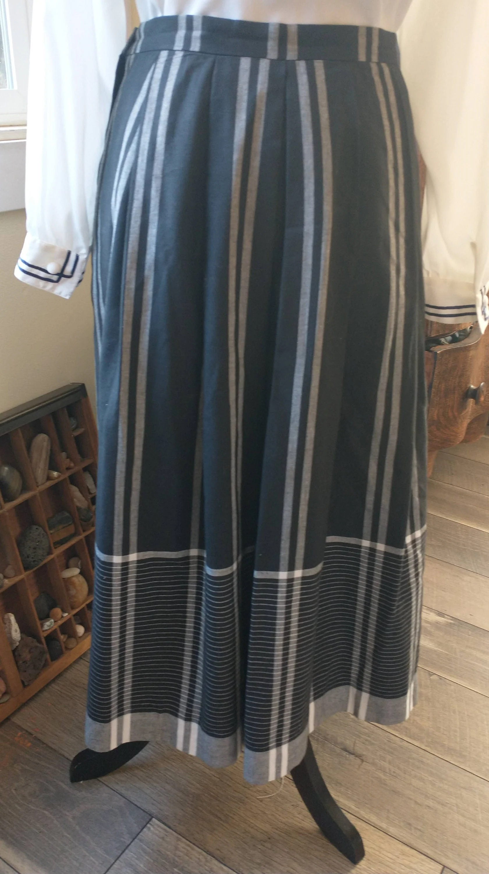 70s/80s Full Cotton Pleated Skirt Black and Gray Midi Skirt Cotton/poly Fully Lined Ladies M Made In Japan by TJW - Image 2