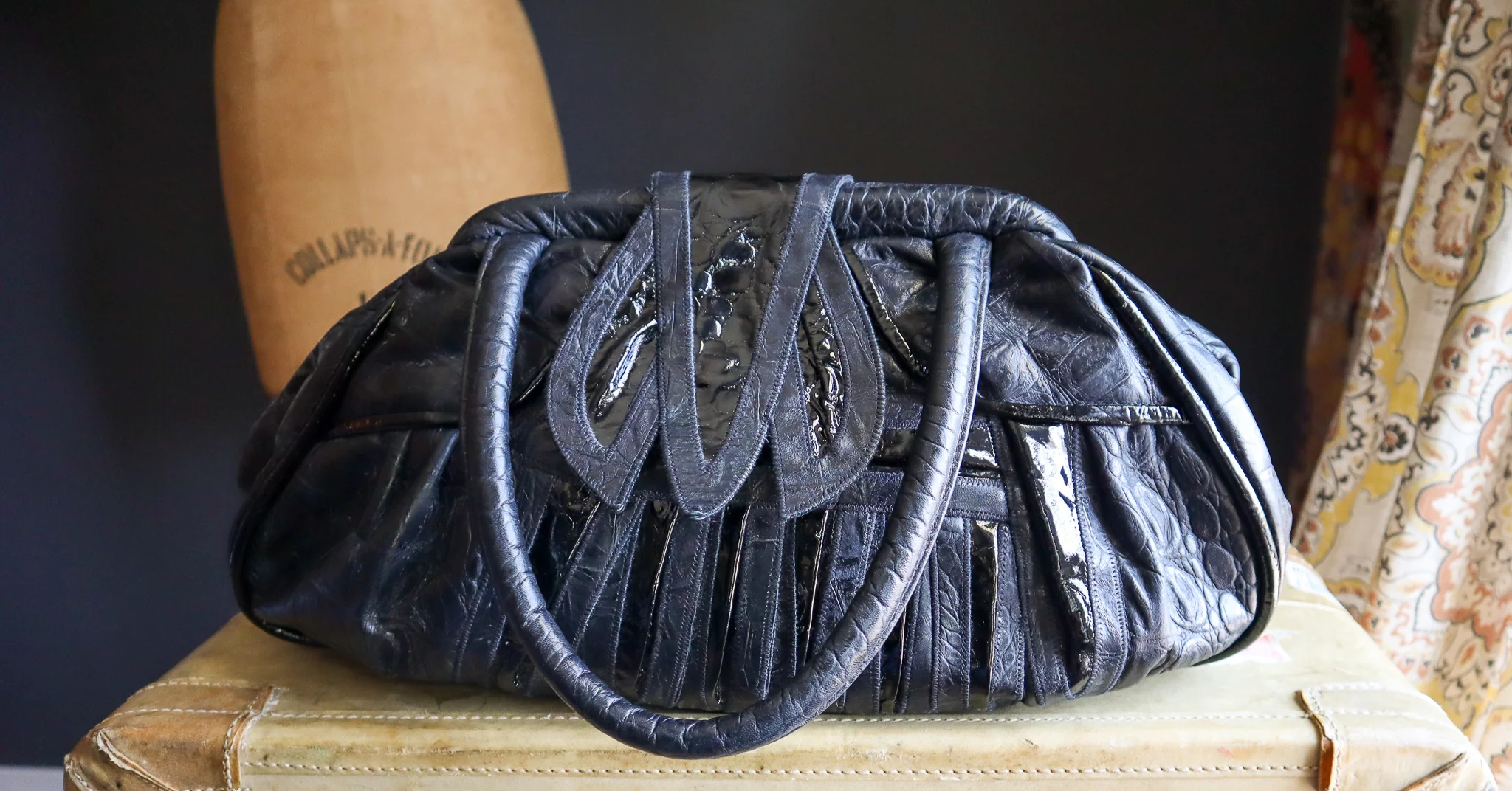 70s/80s Oversized Embossed Patchwork Leather Purse - Image 4