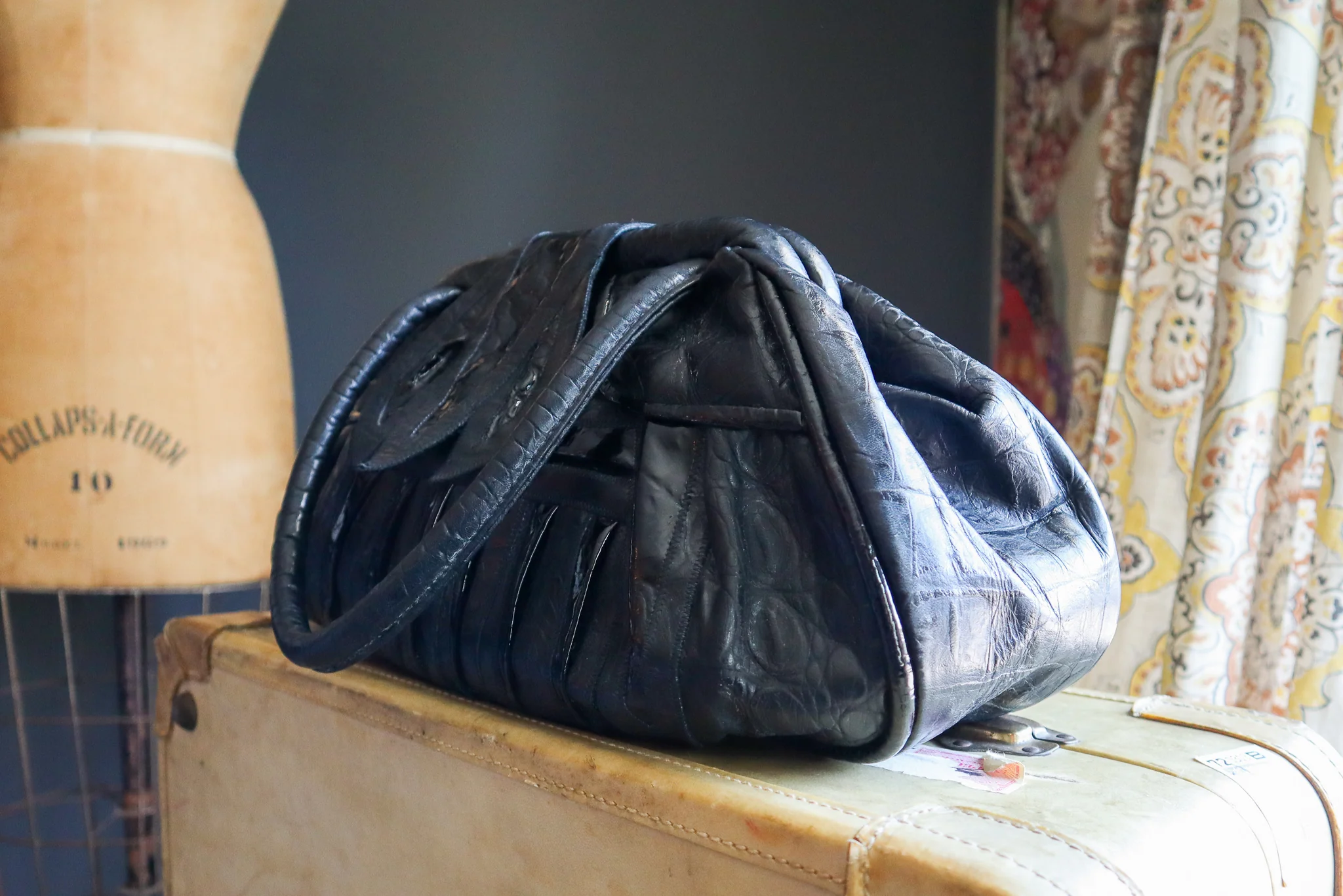 70s/80s Oversized Embossed Patchwork Leather Purse - Image 5