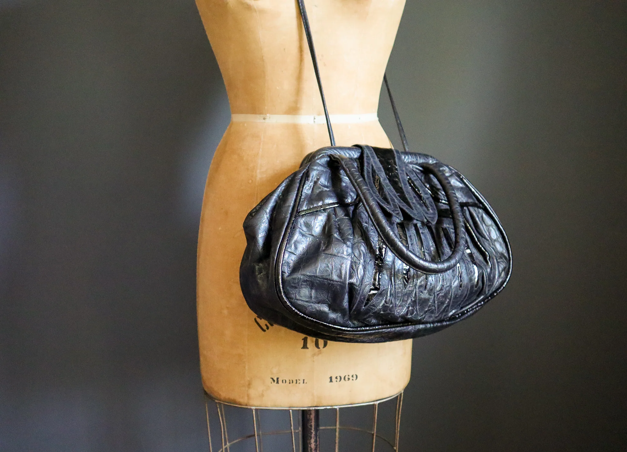 70s/80s Oversized Embossed Patchwork Leather Purse - Image 6
