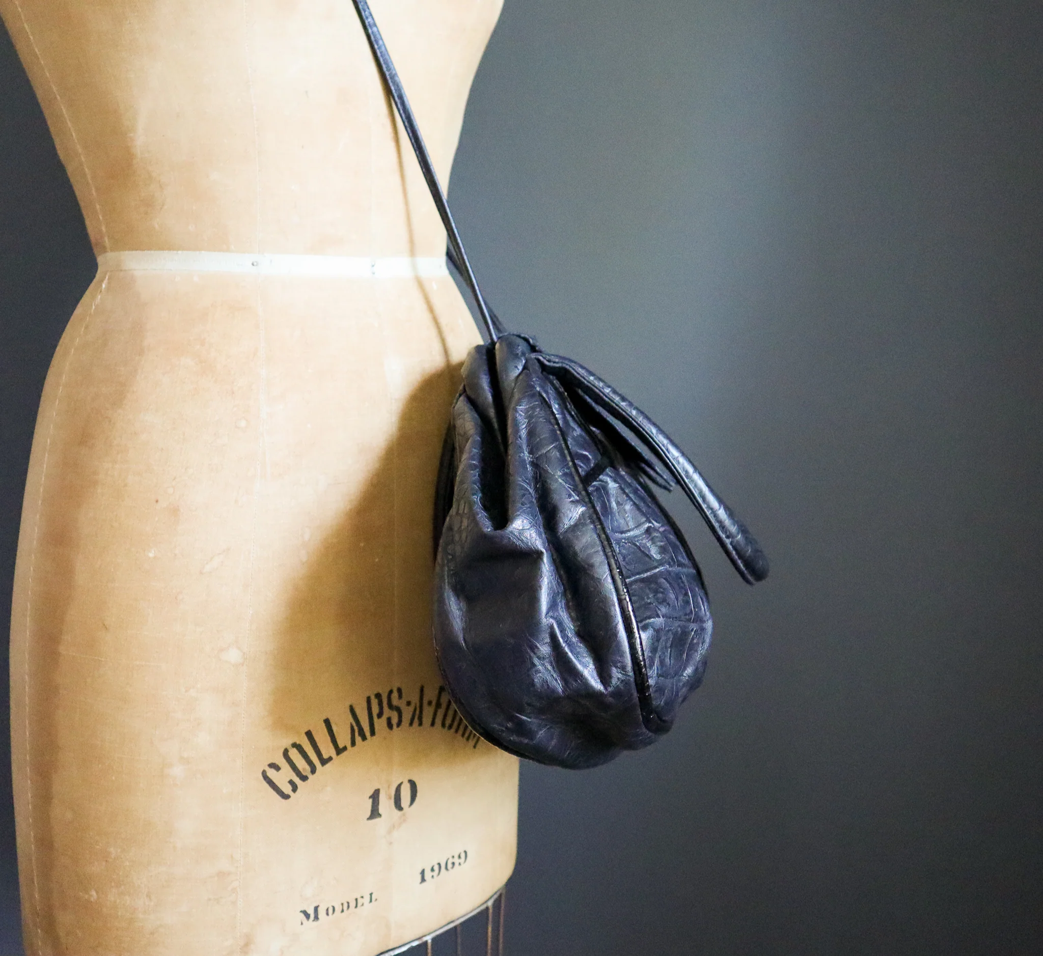 70s/80s Oversized Embossed Patchwork Leather Purse - Image 7