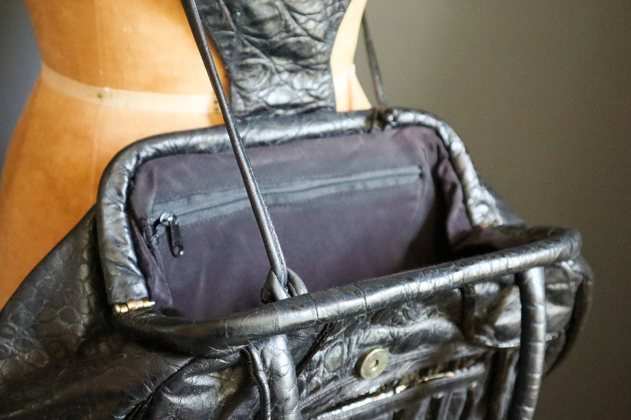 70s/80s Oversized Embossed Patchwork Leather Purse - Image 8