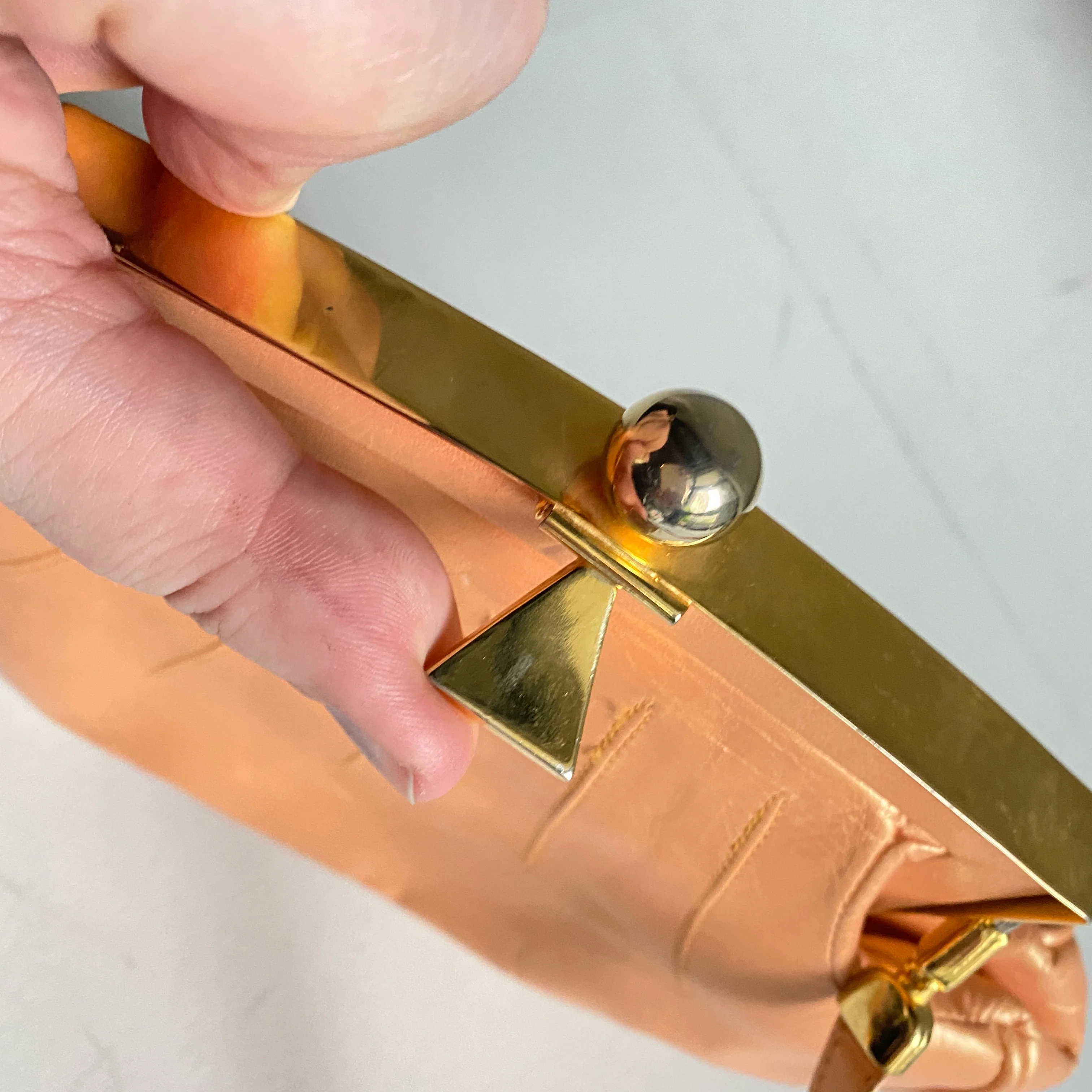 70s/80s Peach Clam Shell Shaped Leather Small Crossbody By Bruno Magli Couture - Image 10