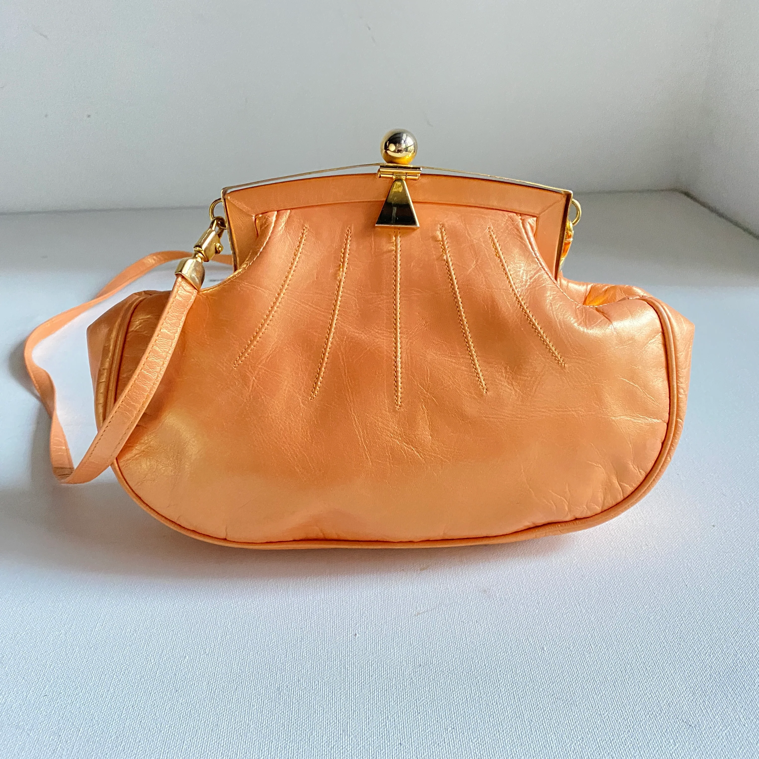 70s/80s Peach Clam Shell Shaped Leather Small Crossbody By Bruno Magli Couture - Image 3