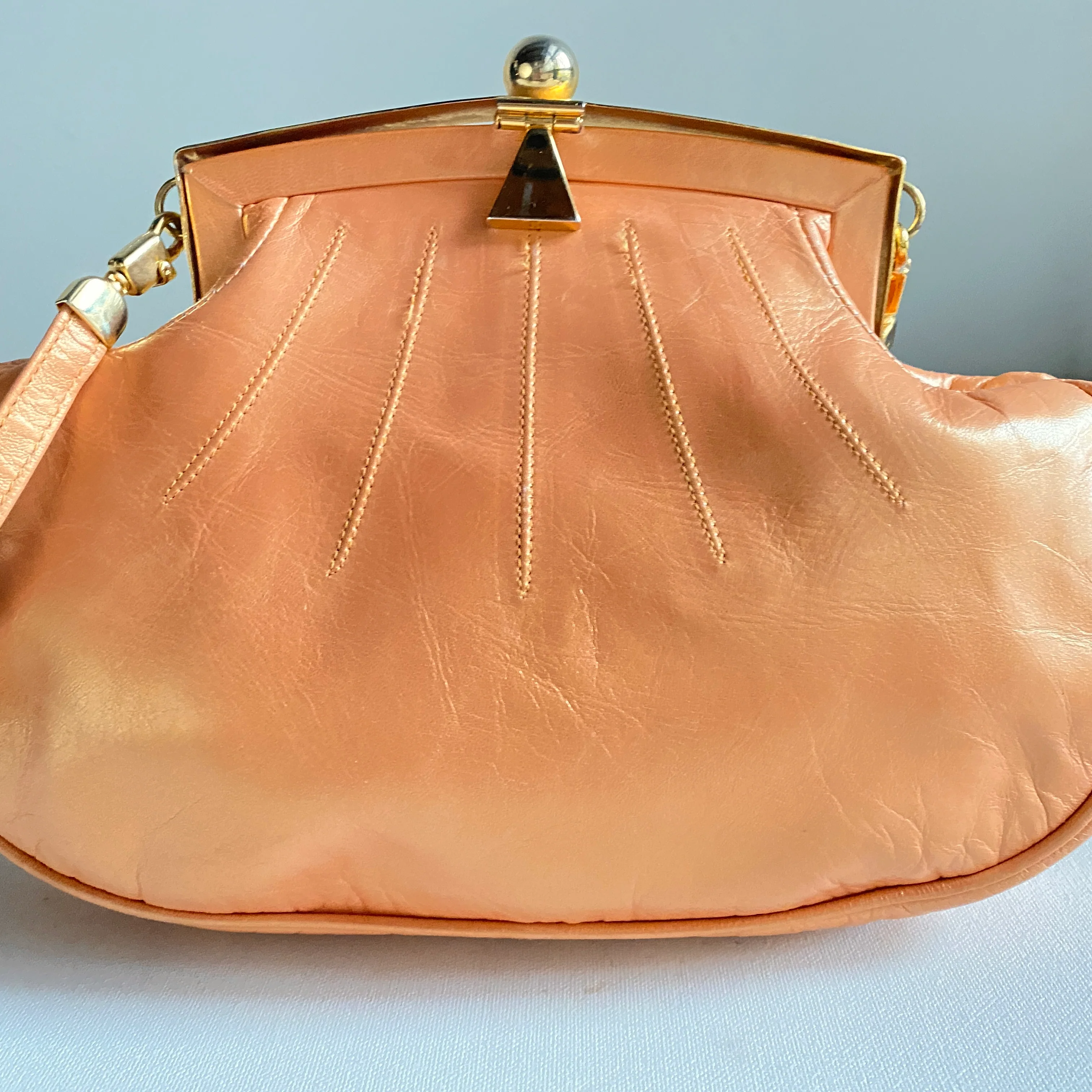 70s/80s Peach Clam Shell Shaped Leather Small Crossbody By Bruno Magli Couture - Image 4