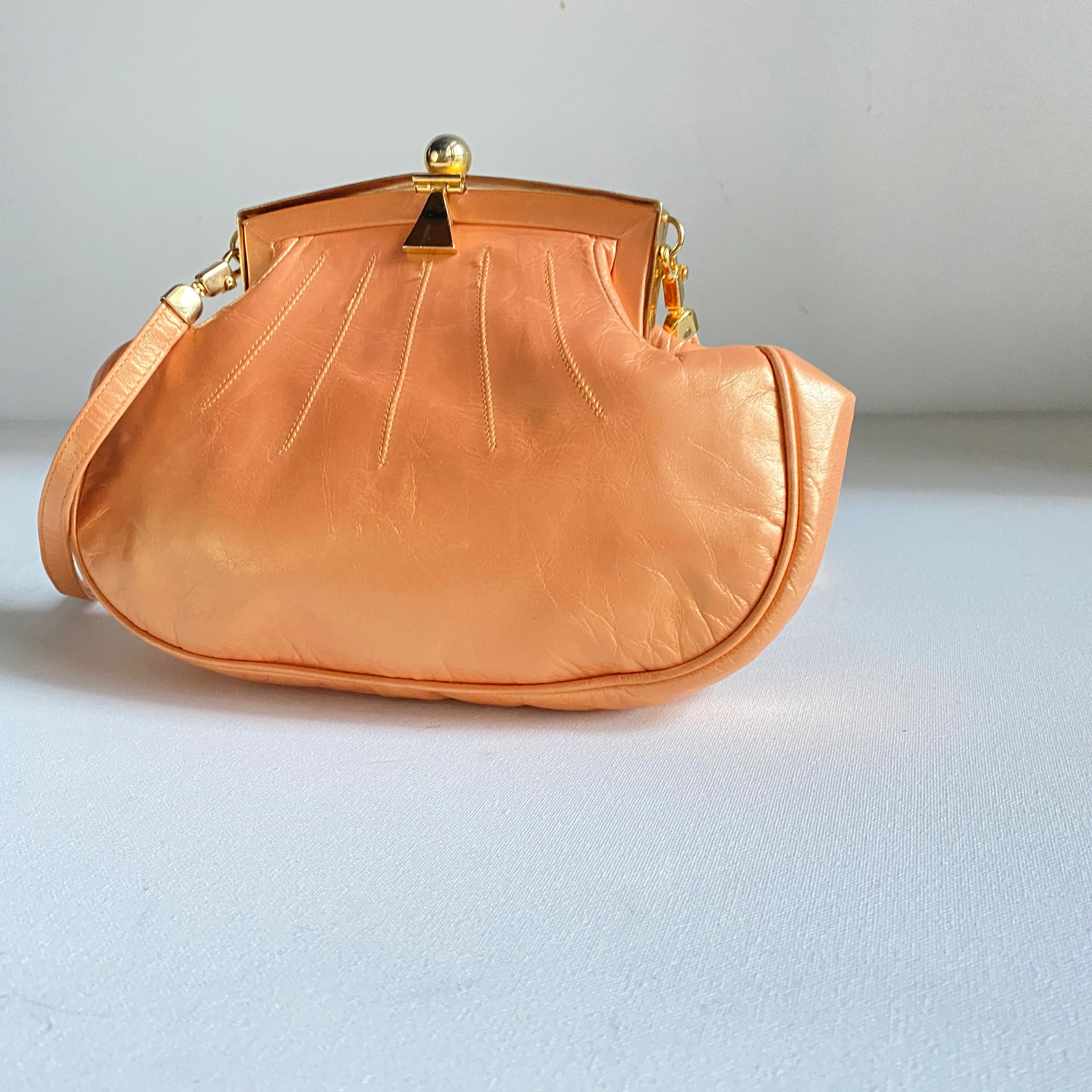 70s/80s Peach Clam Shell Shaped Leather Small Crossbody By Bruno Magli Couture - Image 5