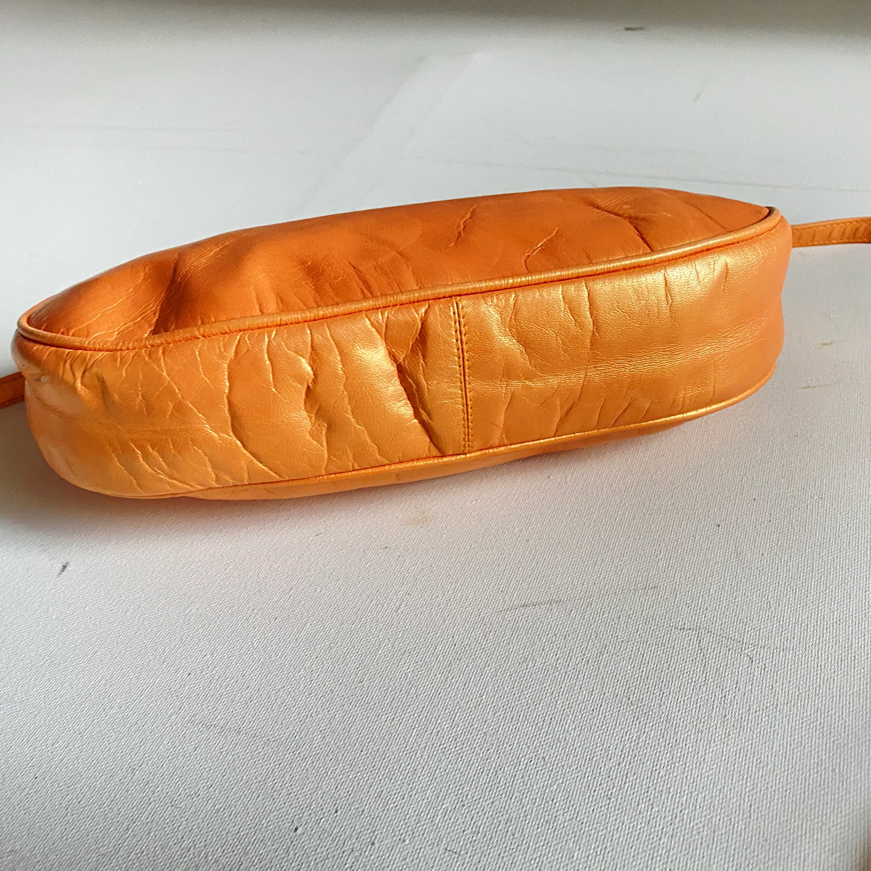 70s/80s Peach Clam Shell Shaped Leather Small Crossbody By Bruno Magli Couture - Image 7
