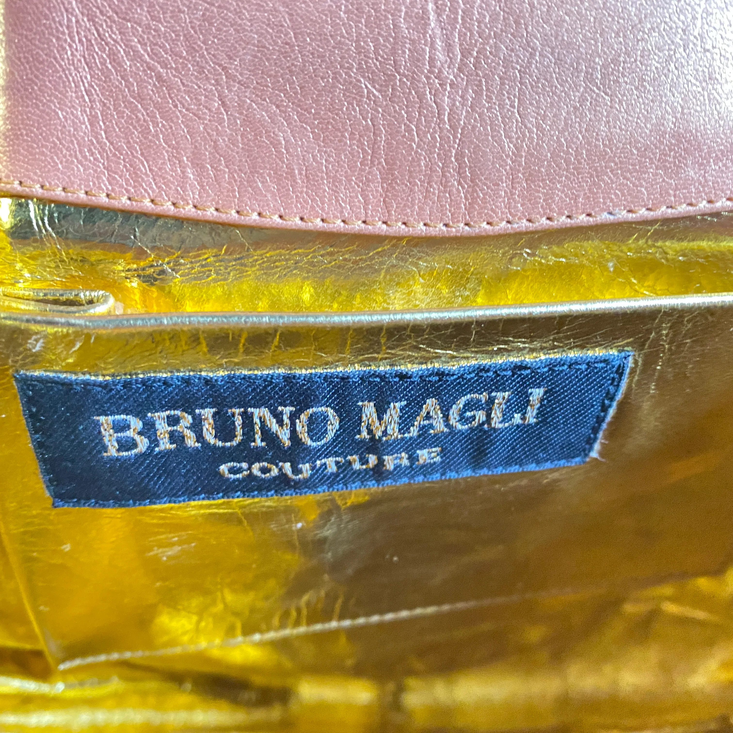 70s/80s Peach Clam Shell Shaped Leather Small Crossbody By Bruno Magli Couture - Image 9