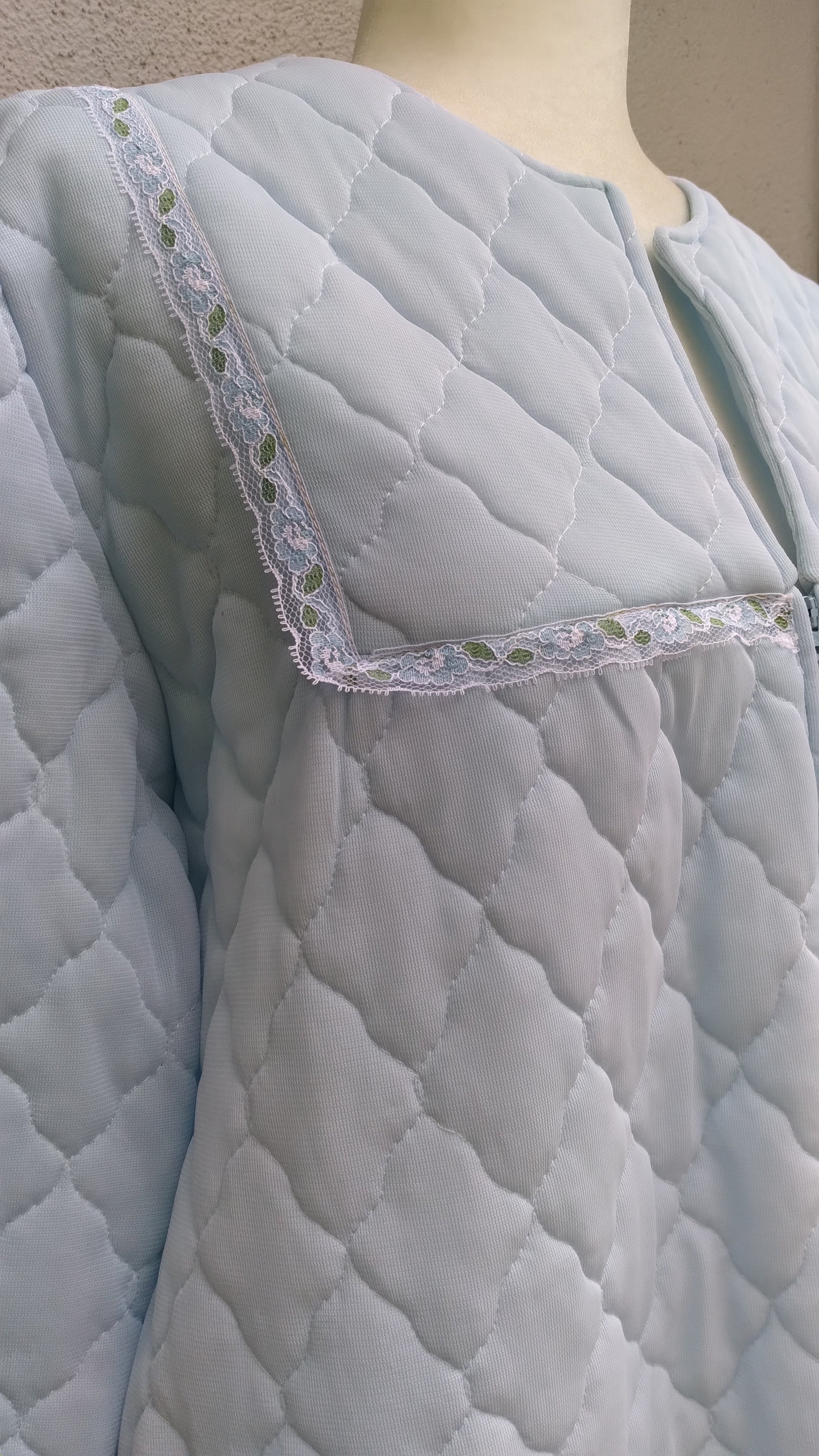 70s/80s Quilted Bed Coat With Floral Lace Trim - Image 3