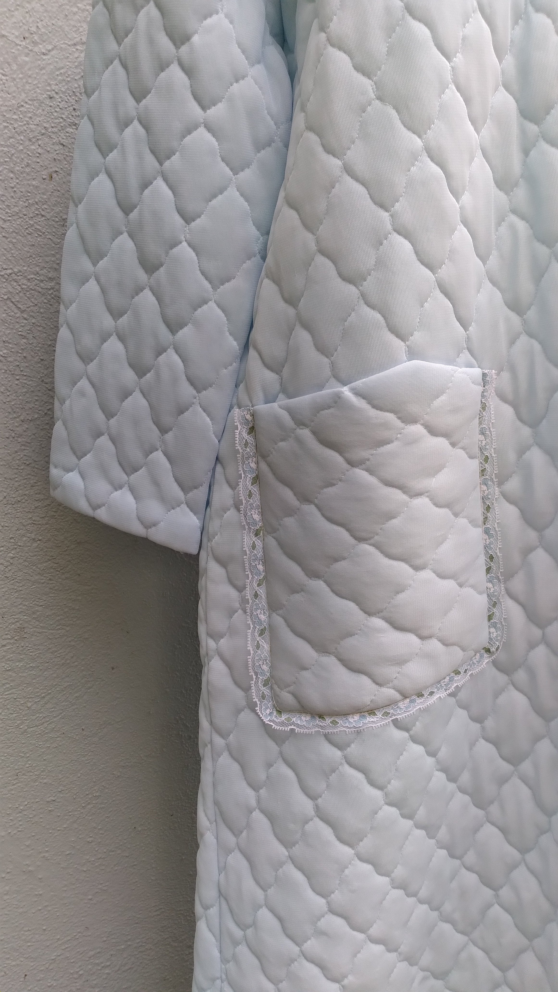 70s/80s Quilted Bed Coat With Floral Lace Trim - Image 4