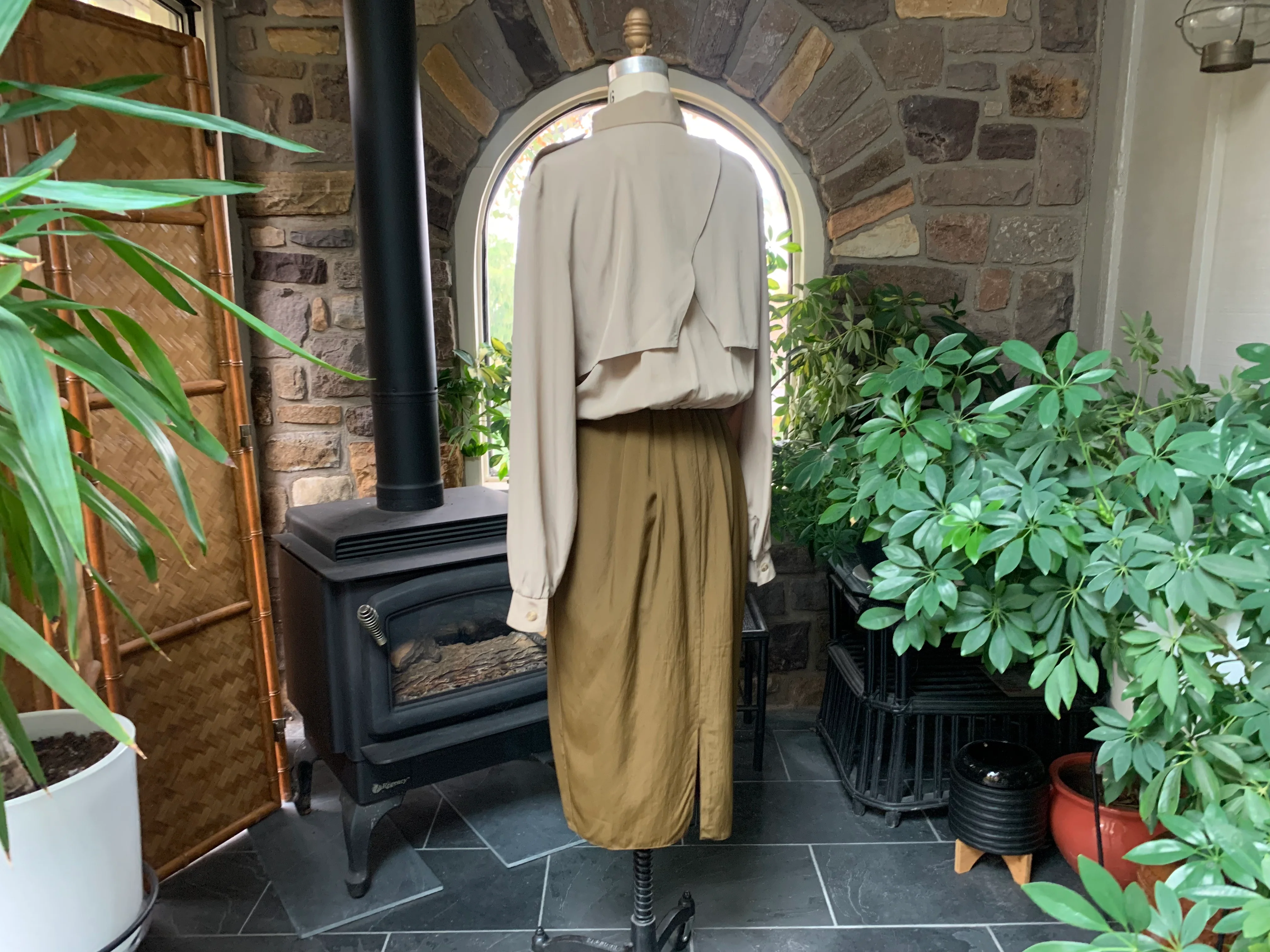 70s/80s Silky 2 Toned Tan Trench Coat Style Dress By Caron Chicago - Image 6