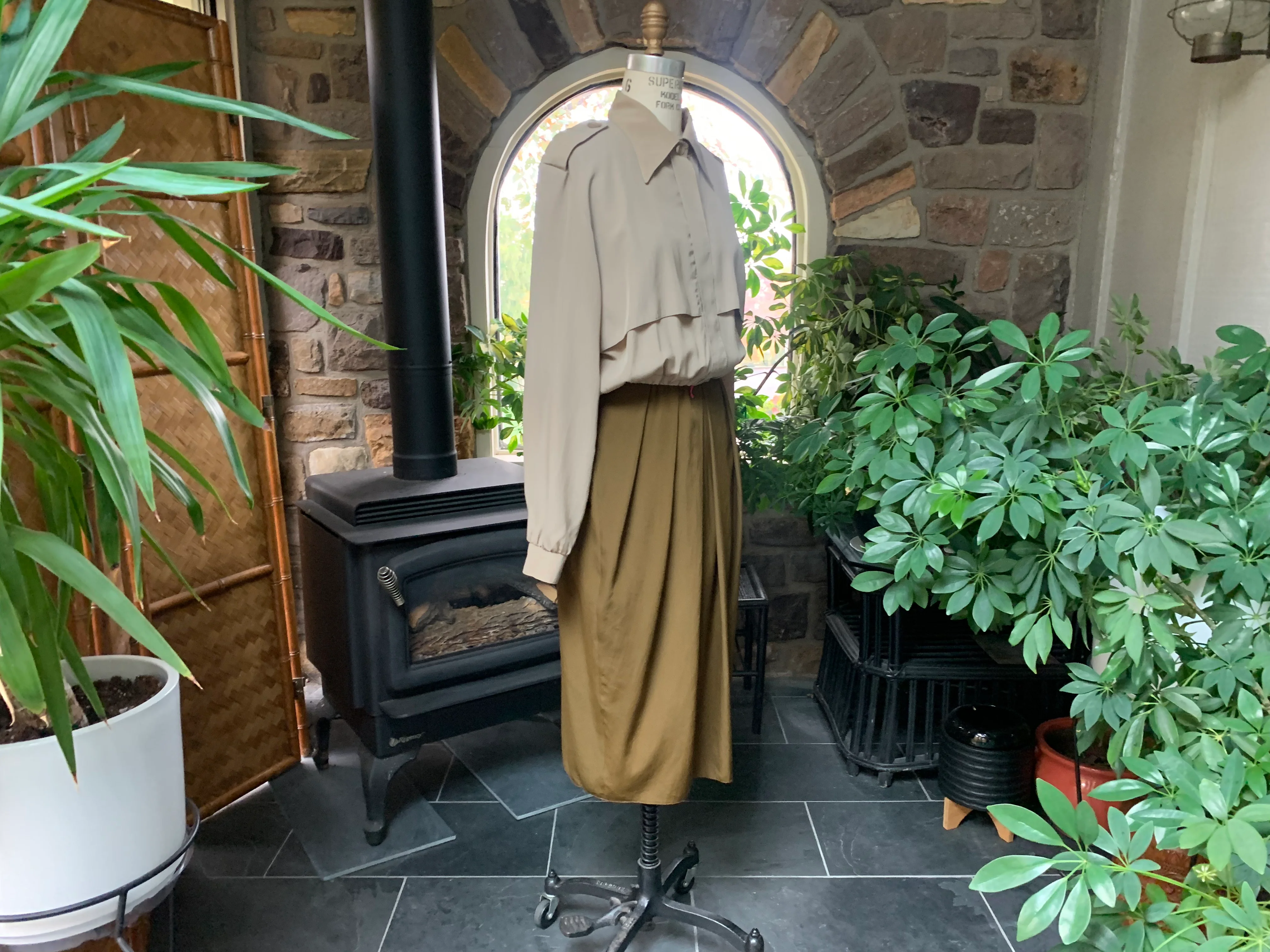 70s/80s Silky 2 Toned Tan Trench Coat Style Dress By Caron Chicago - Image 9