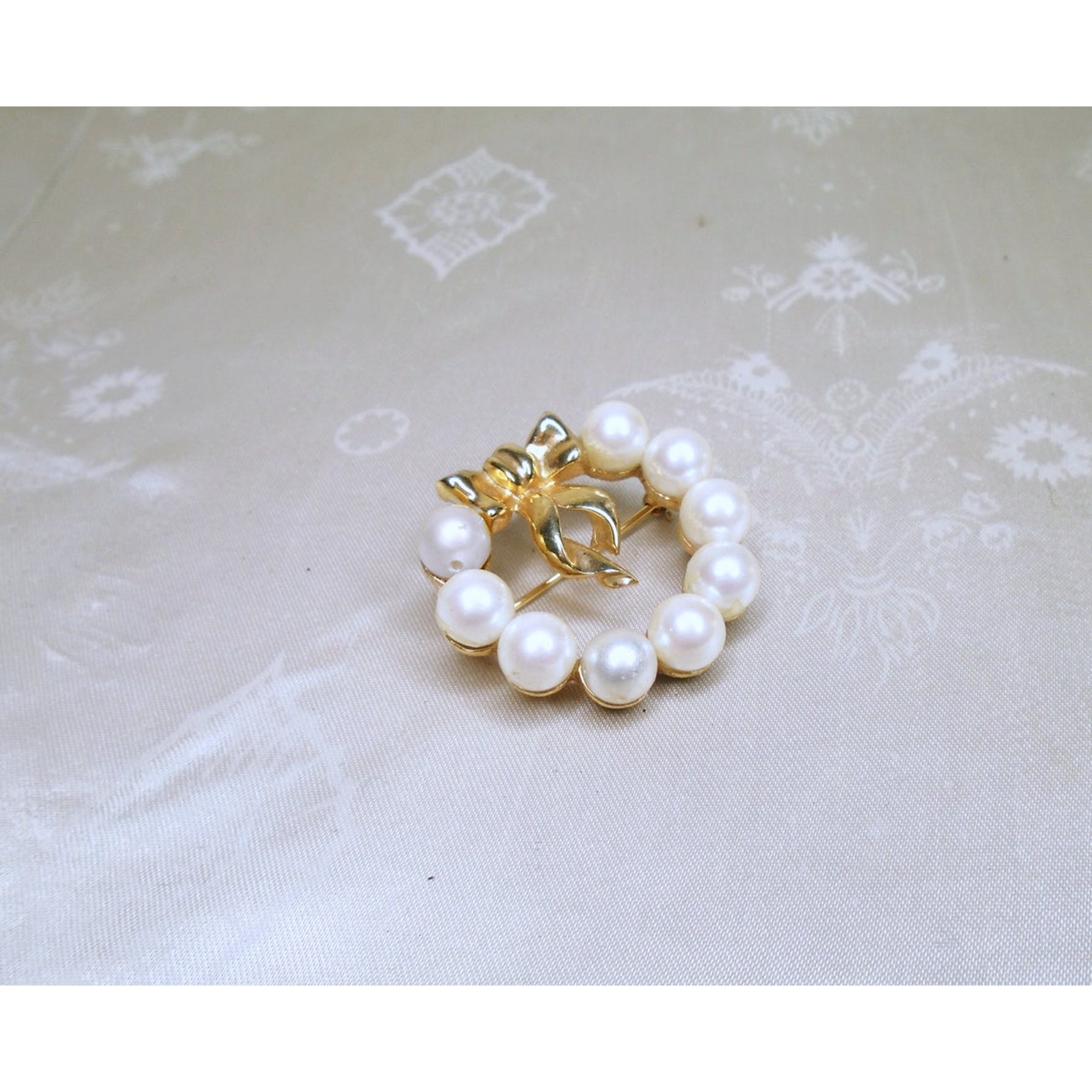 70s/80s Wreath Brooch Elegant Faux Pearl Holiday Pin By Marvella - Image 4