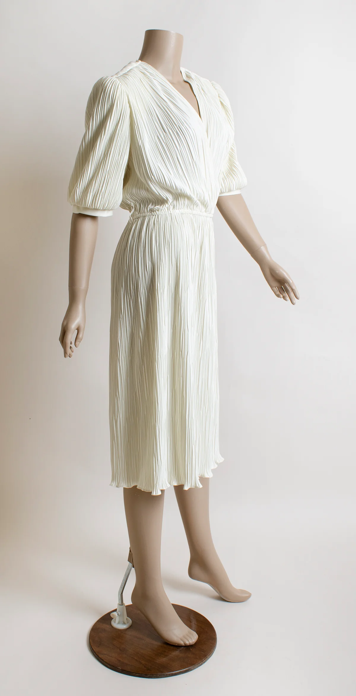 70s/80s White Disco Crinkle Texture Puff Sleeve Dress - Image 3