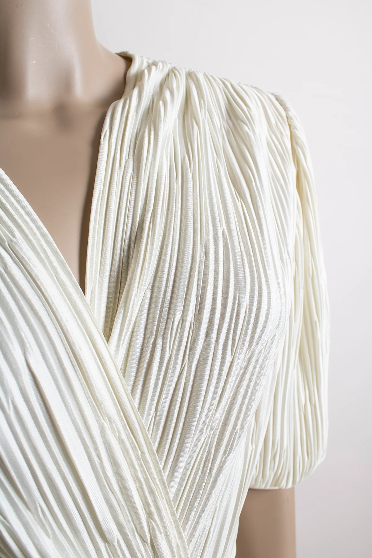 70s/80s White Disco Crinkle Texture Puff Sleeve Dress - Image 4