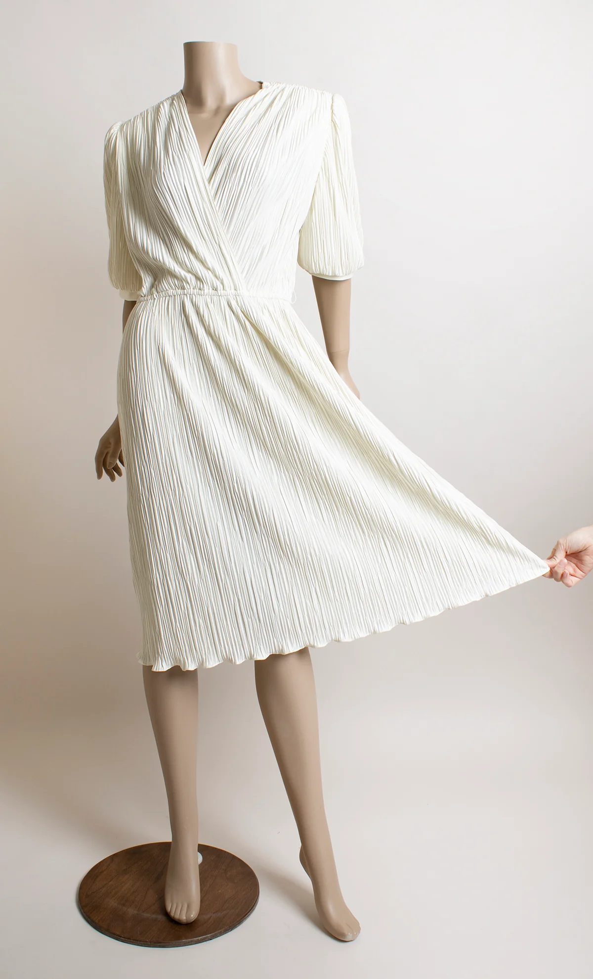 70s/80s White Disco Crinkle Texture Puff Sleeve Dress - Image 7