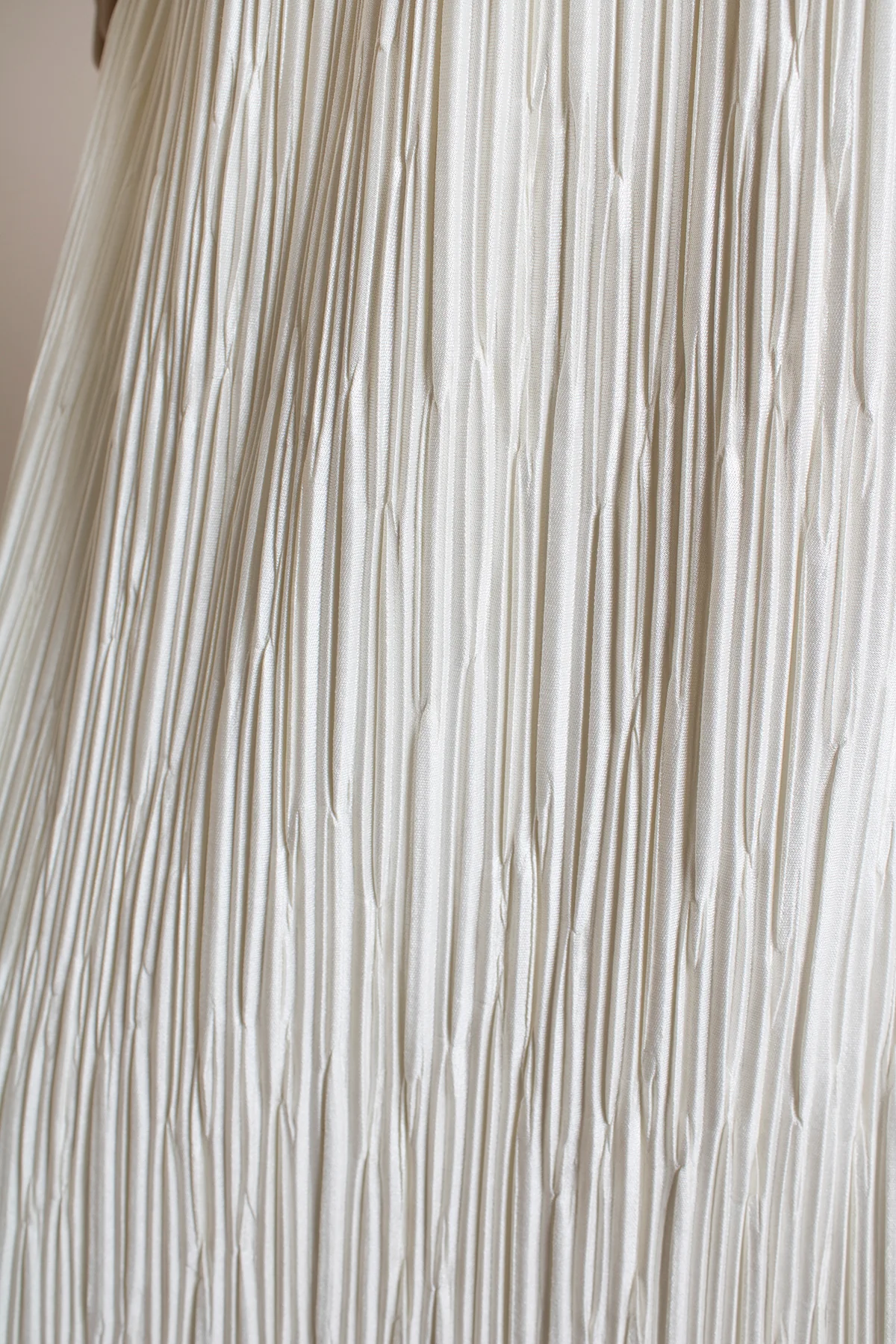 70s/80s White Disco Crinkle Texture Puff Sleeve Dress - Image 9