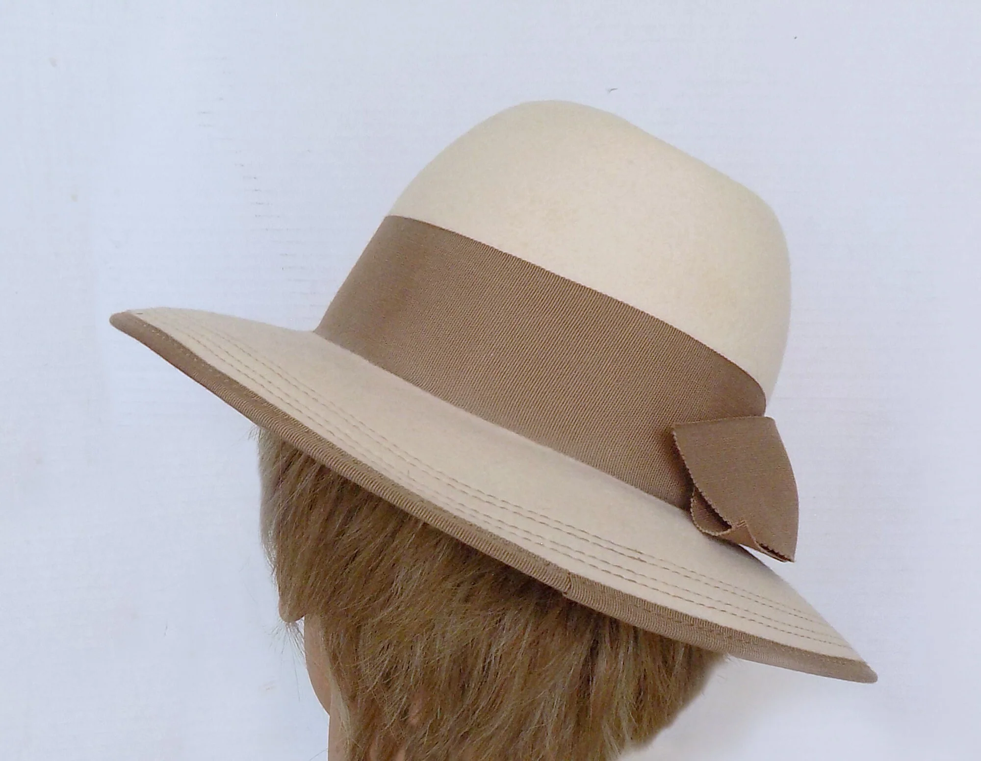 70s Beige Wool Fedora with Brown Headband and Bow Wired Edged Good Condition 70s Does 40s Betmar - Image 4