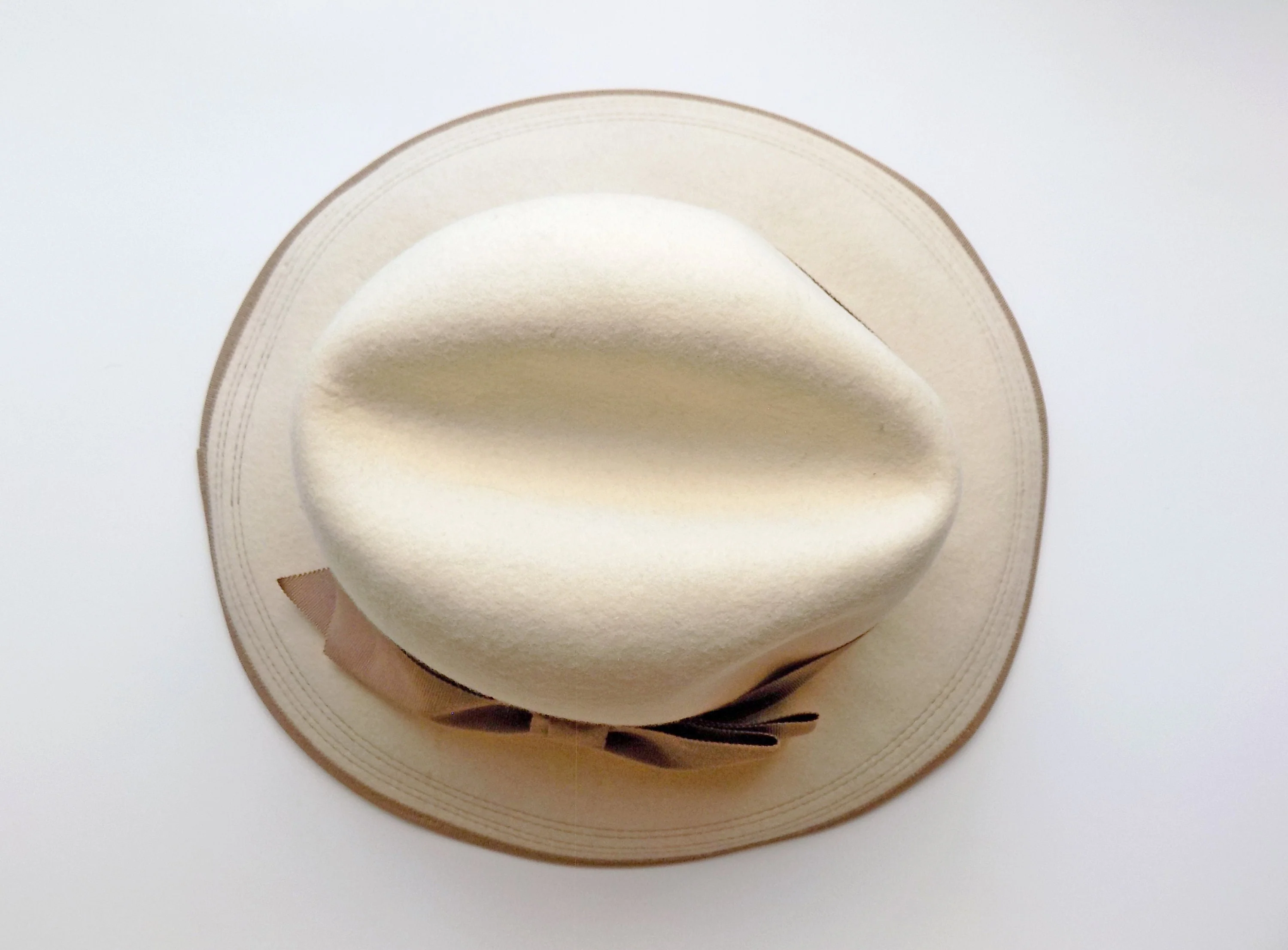 70s Beige Wool Fedora with Brown Headband and Bow Wired Edged Good Condition 70s Does 40s Betmar - Image 5