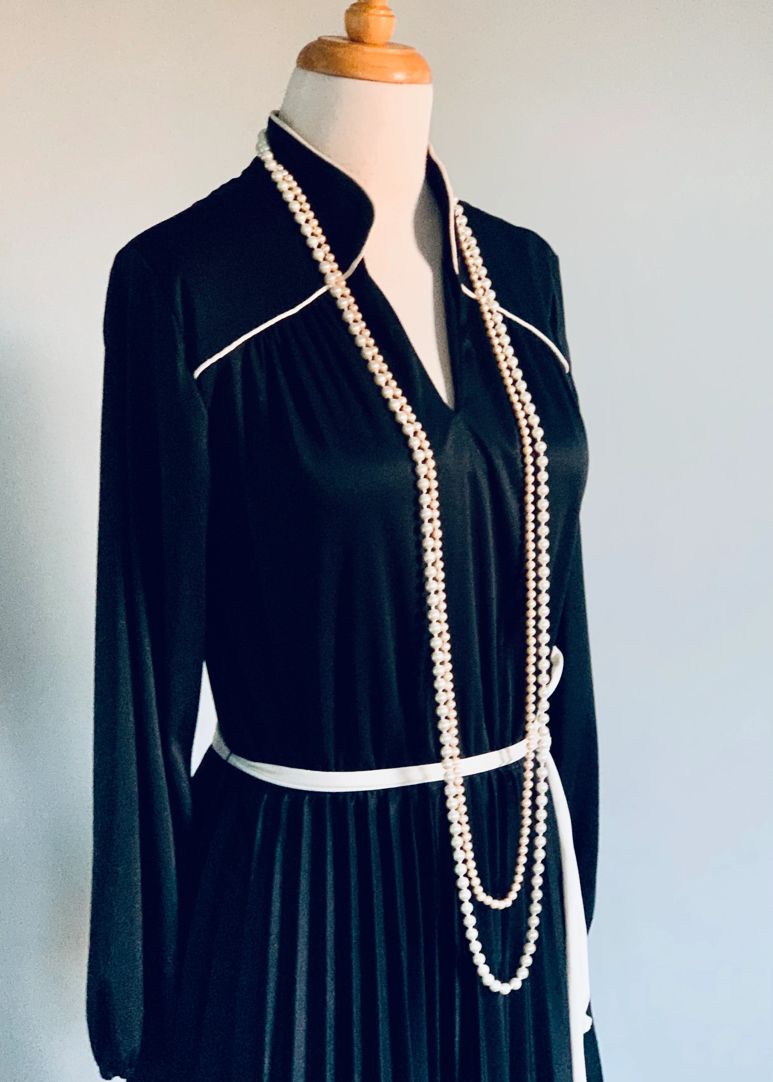 70s Black Dress With Pleated Skirt - Image 10