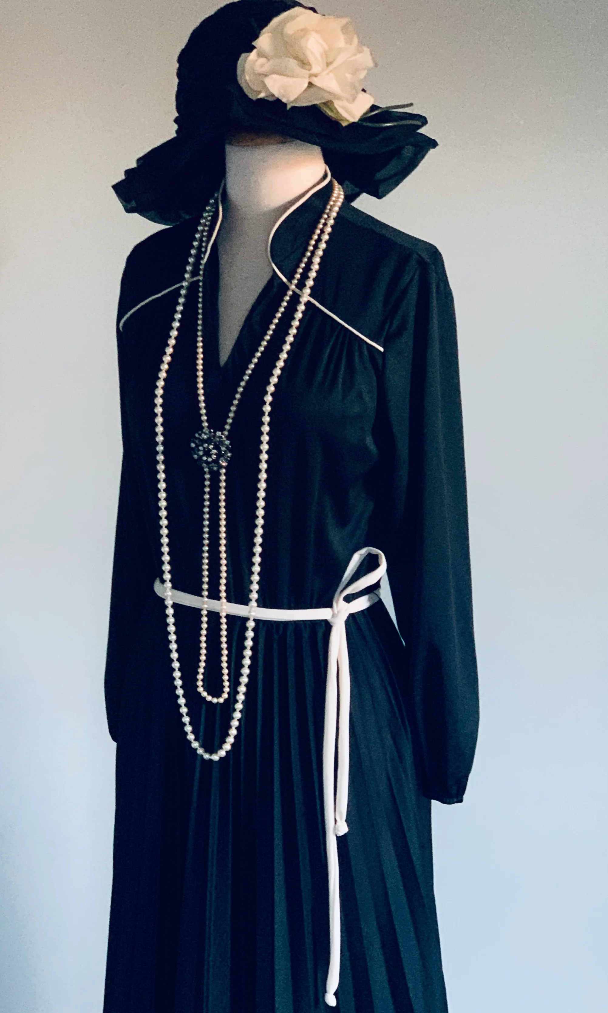 70s Black Dress With Pleated Skirt - Image 8