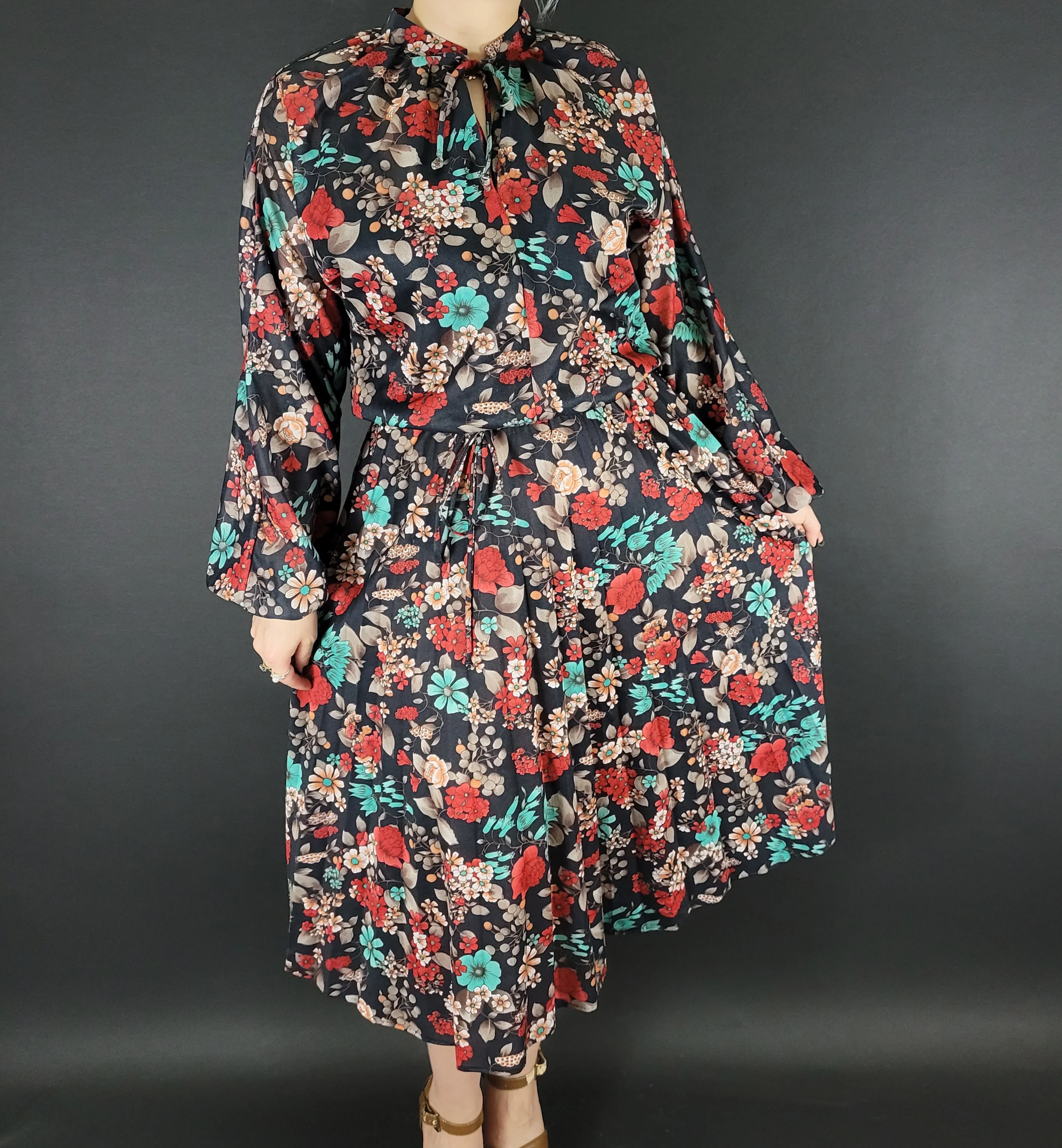 70s Black Floral Long Sleeve Keyhole Pleated Dress - Image 3