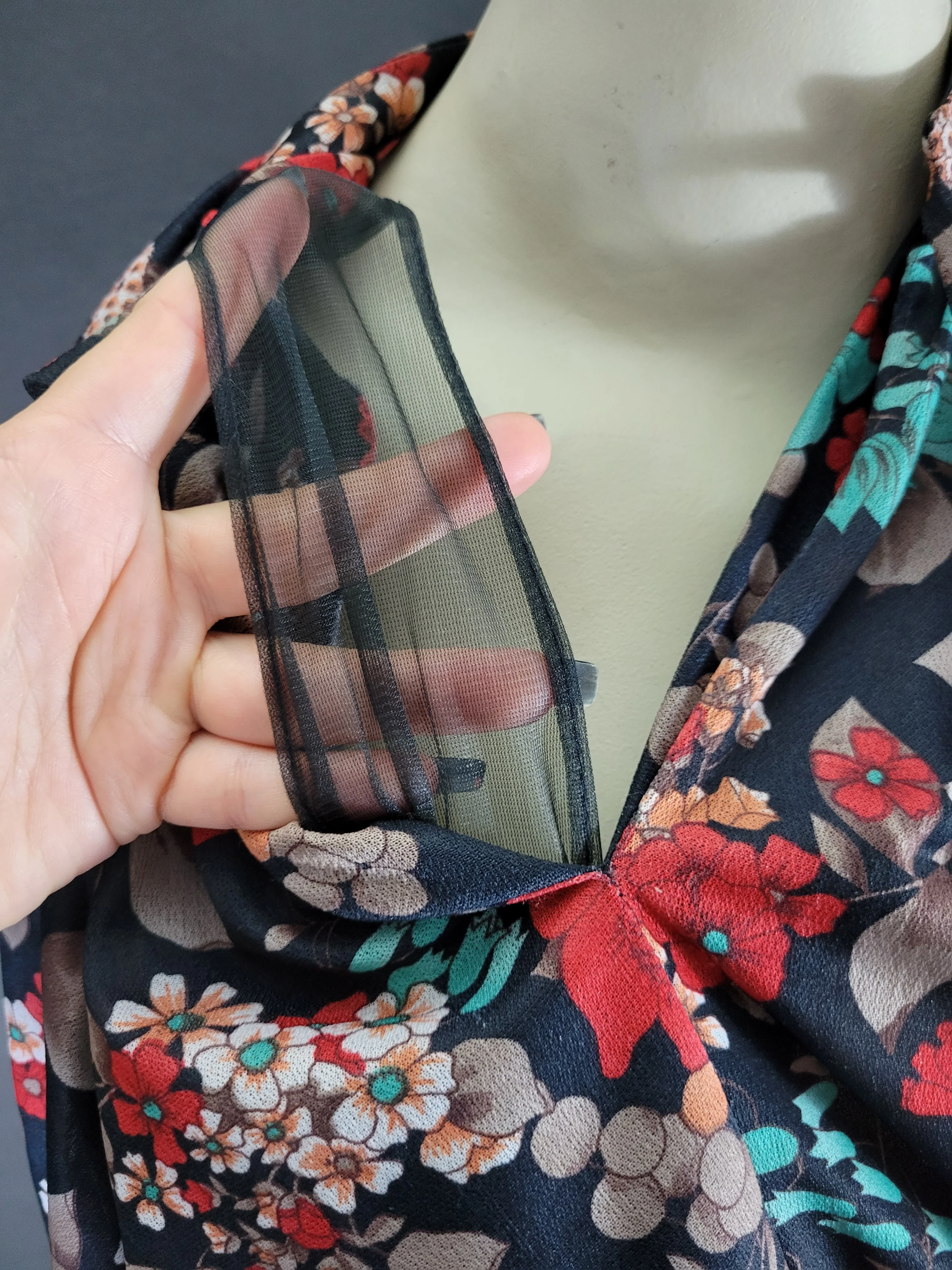 70s Black Floral Long Sleeve Keyhole Pleated Dress - Image 5